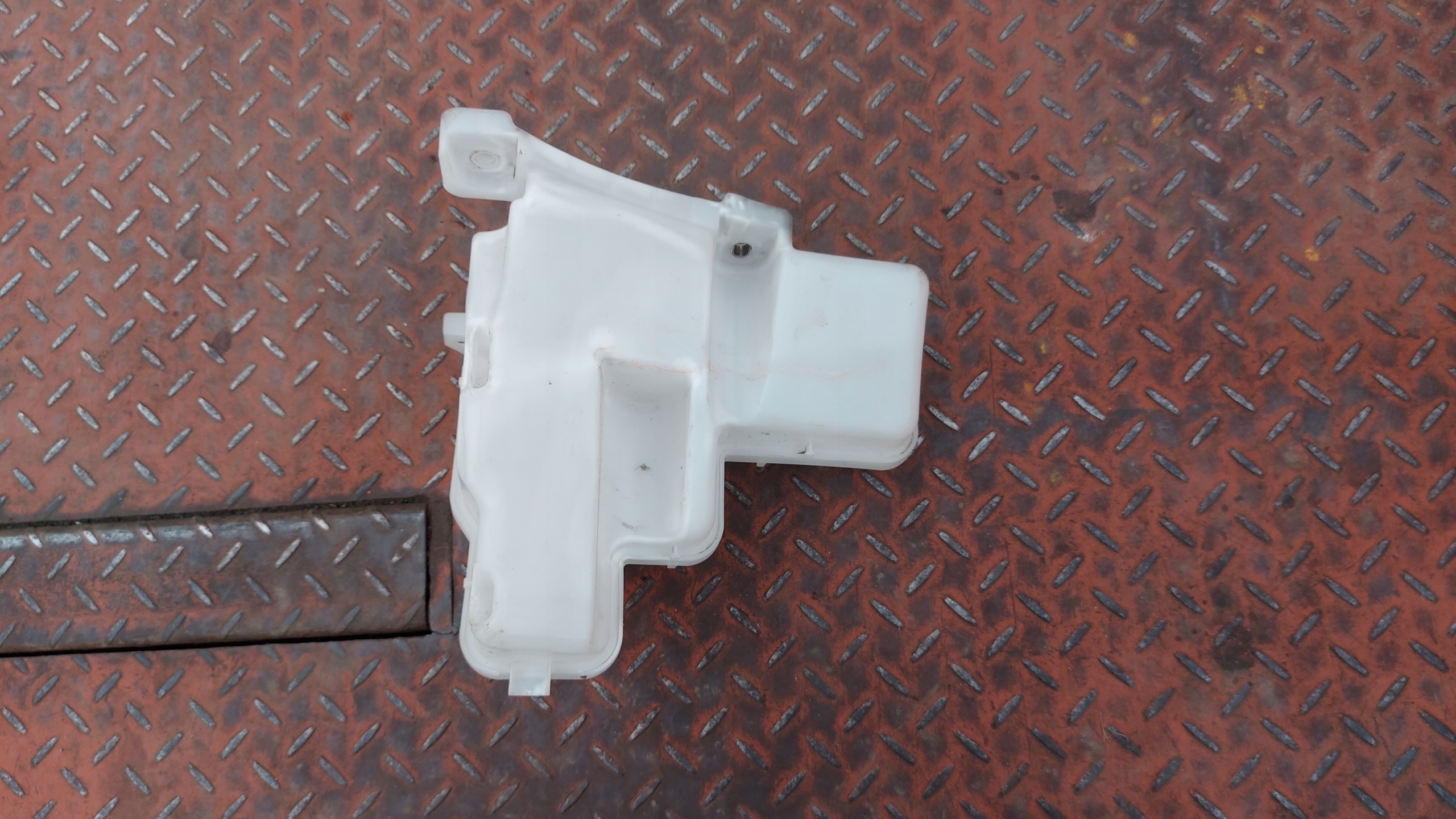 washer fluid tank SKODA KAMIQ 17