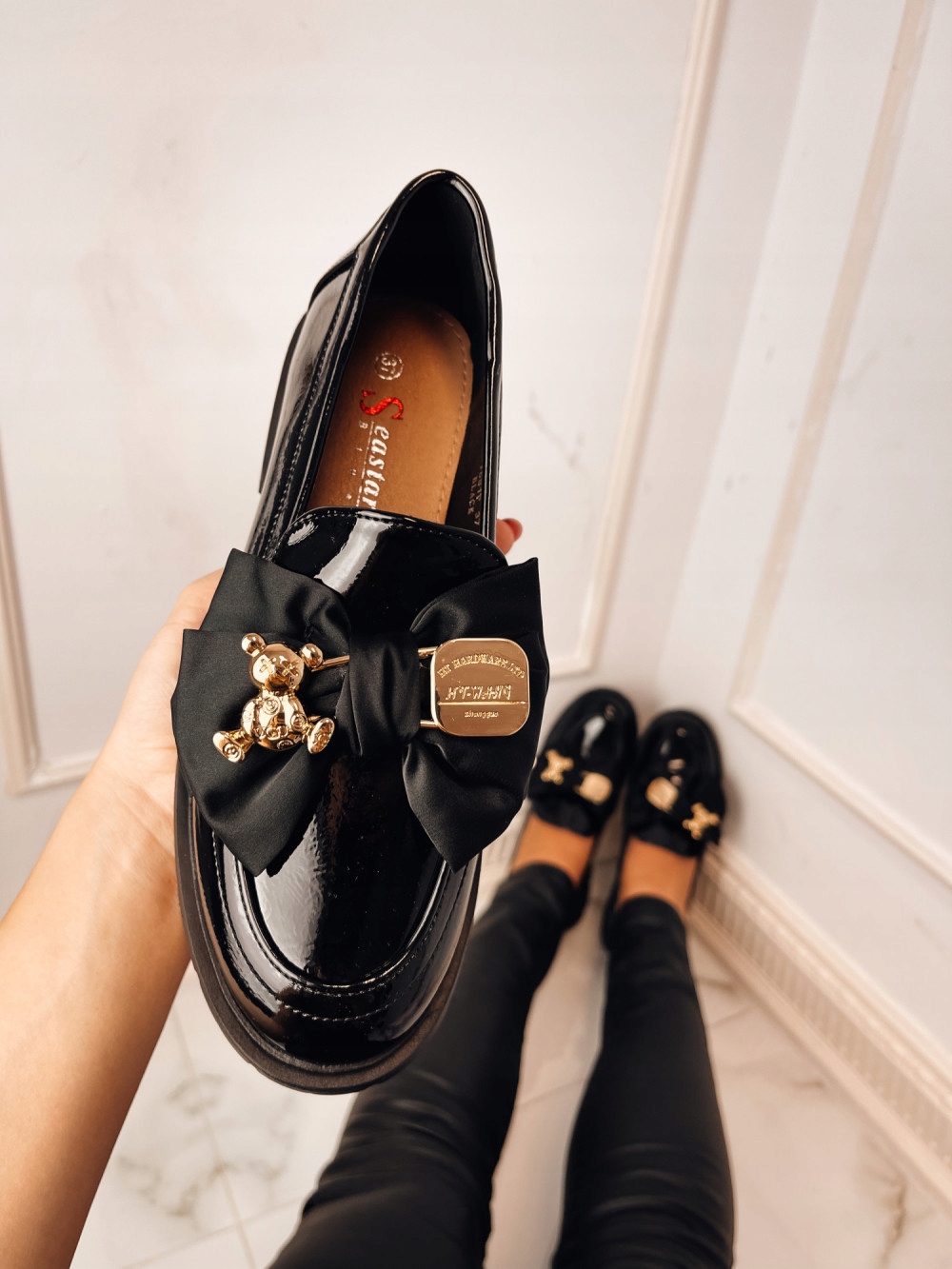 CZARNE LAKIEROWANE MOKASYNY LOAFERSY Z KOKARDĄ I MISIEM 36 Kod producenta 2810-2