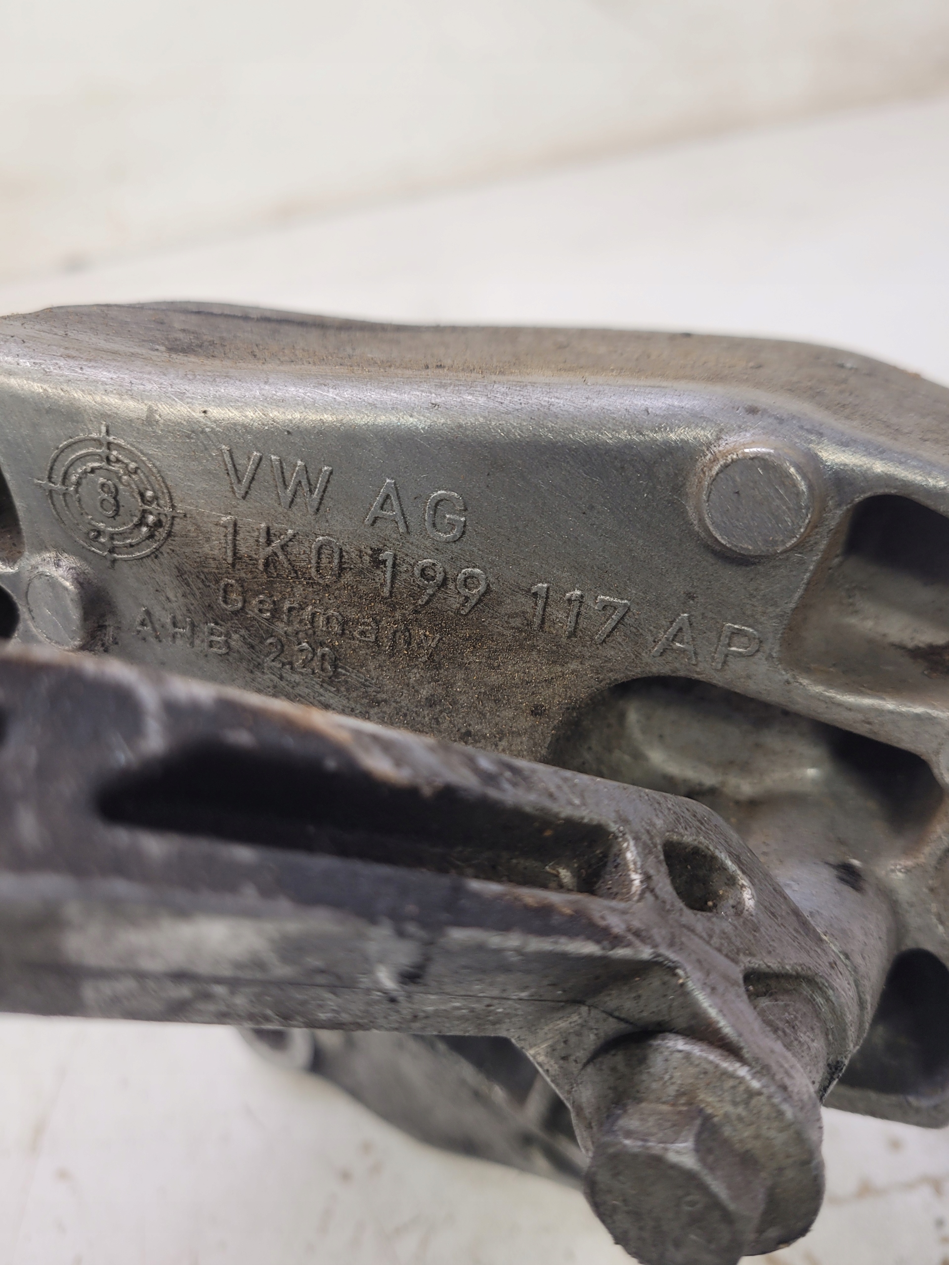 Getriebehalter getriebe AUDI VW SKODA 1K0199117AP