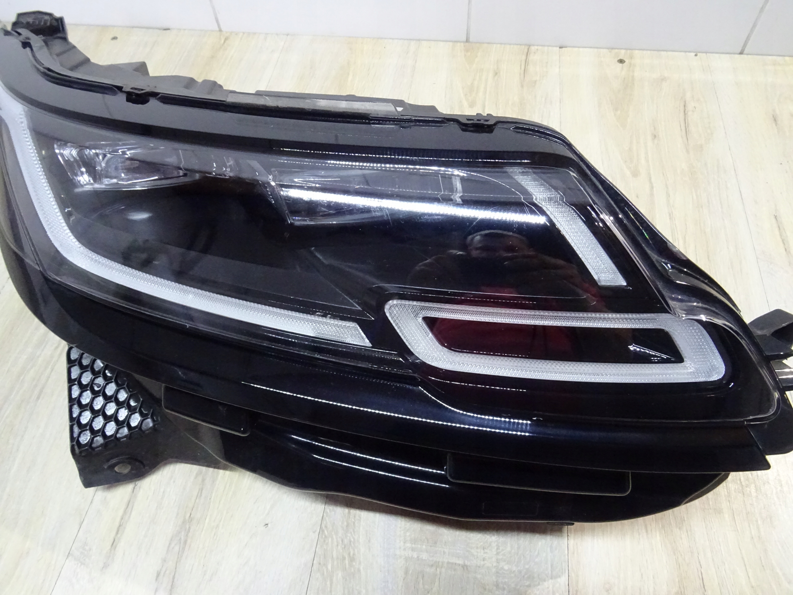 Range Rover Velar L560 Full Led l8a2-13w029-la Producent części Land Rover OE