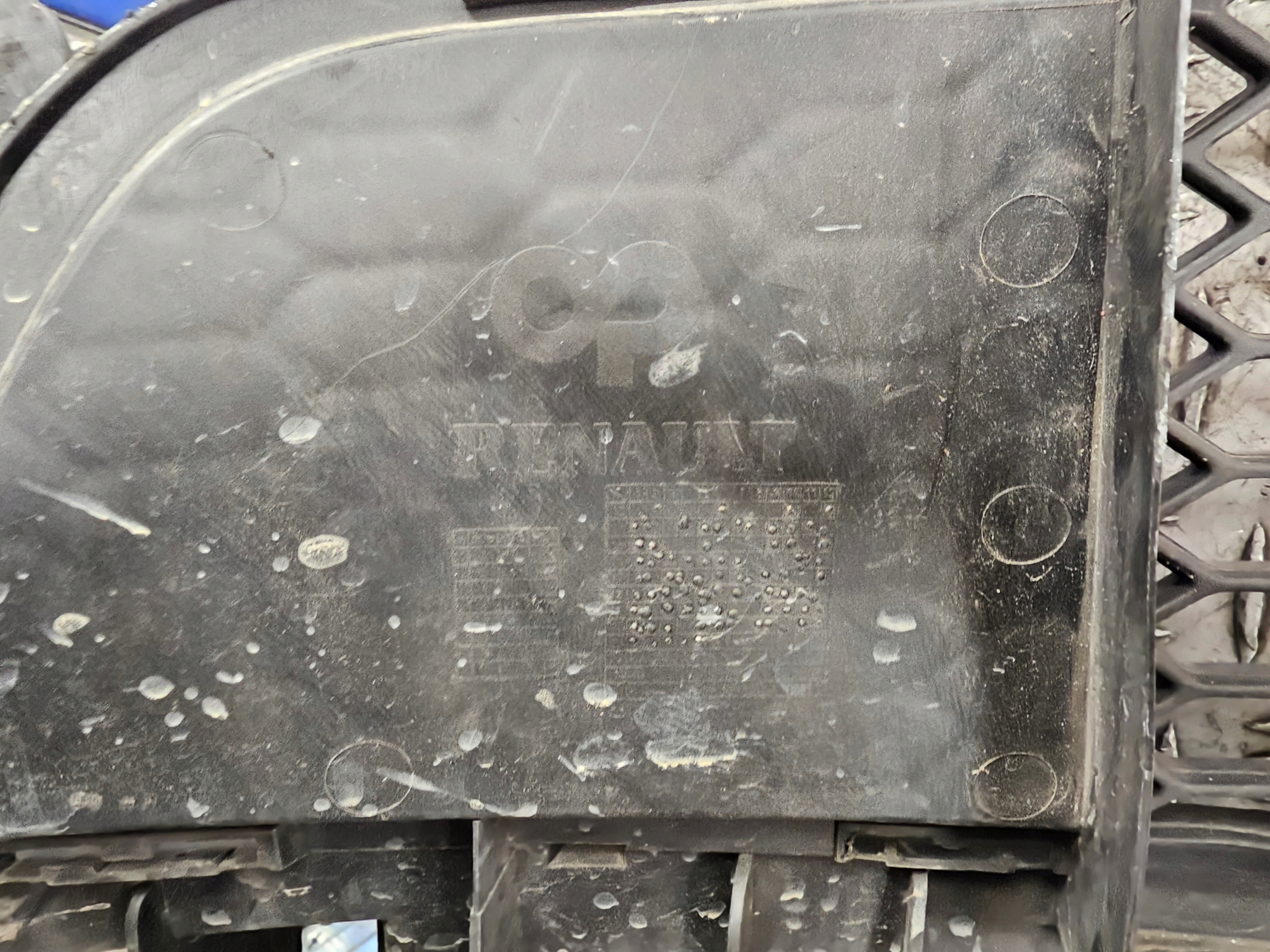 TRAFIC VIVARO III grid of a bumper central front 622544919R 14