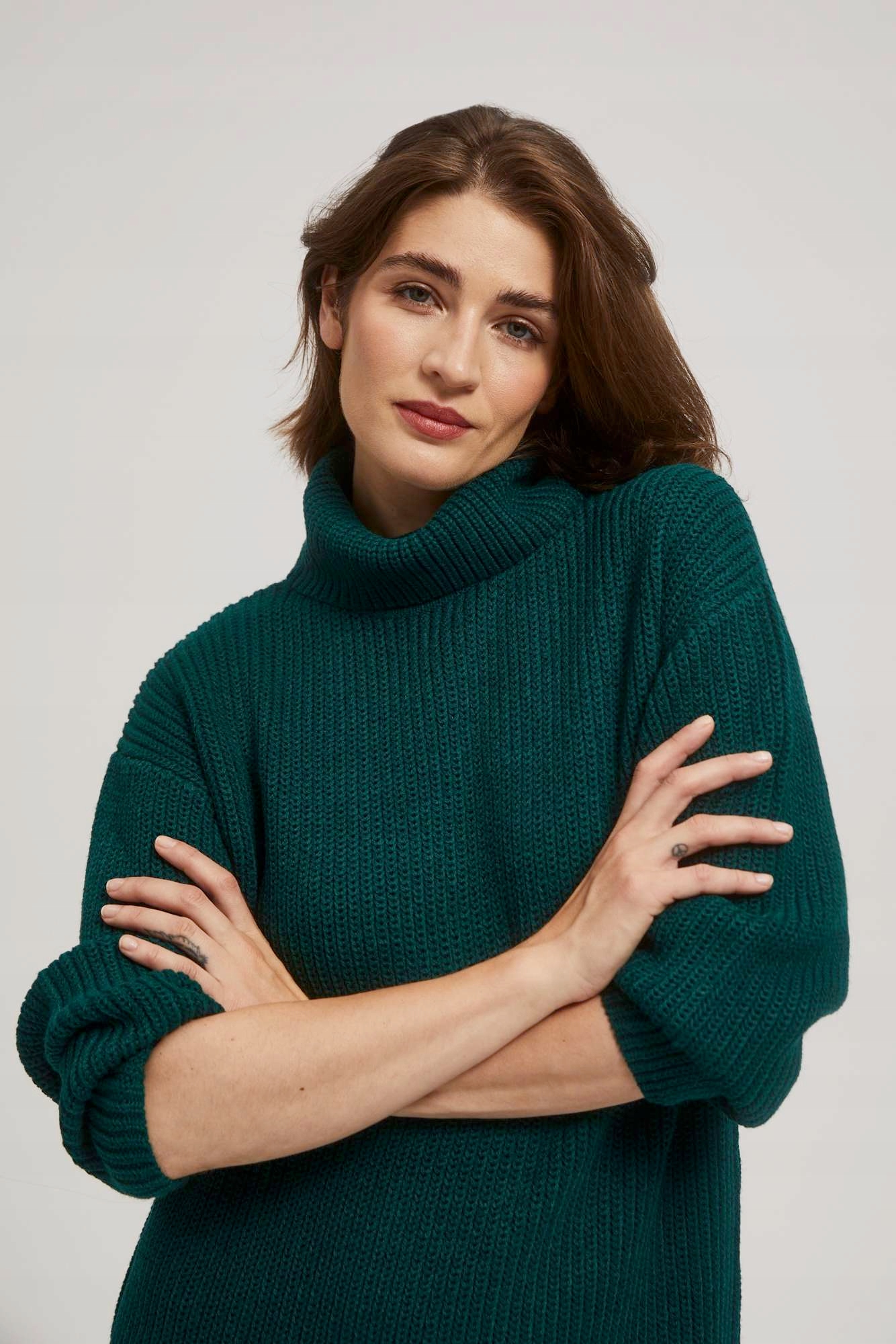 Swetrowa sukienka z golfem XS od MOODO Długość do połowy łydki