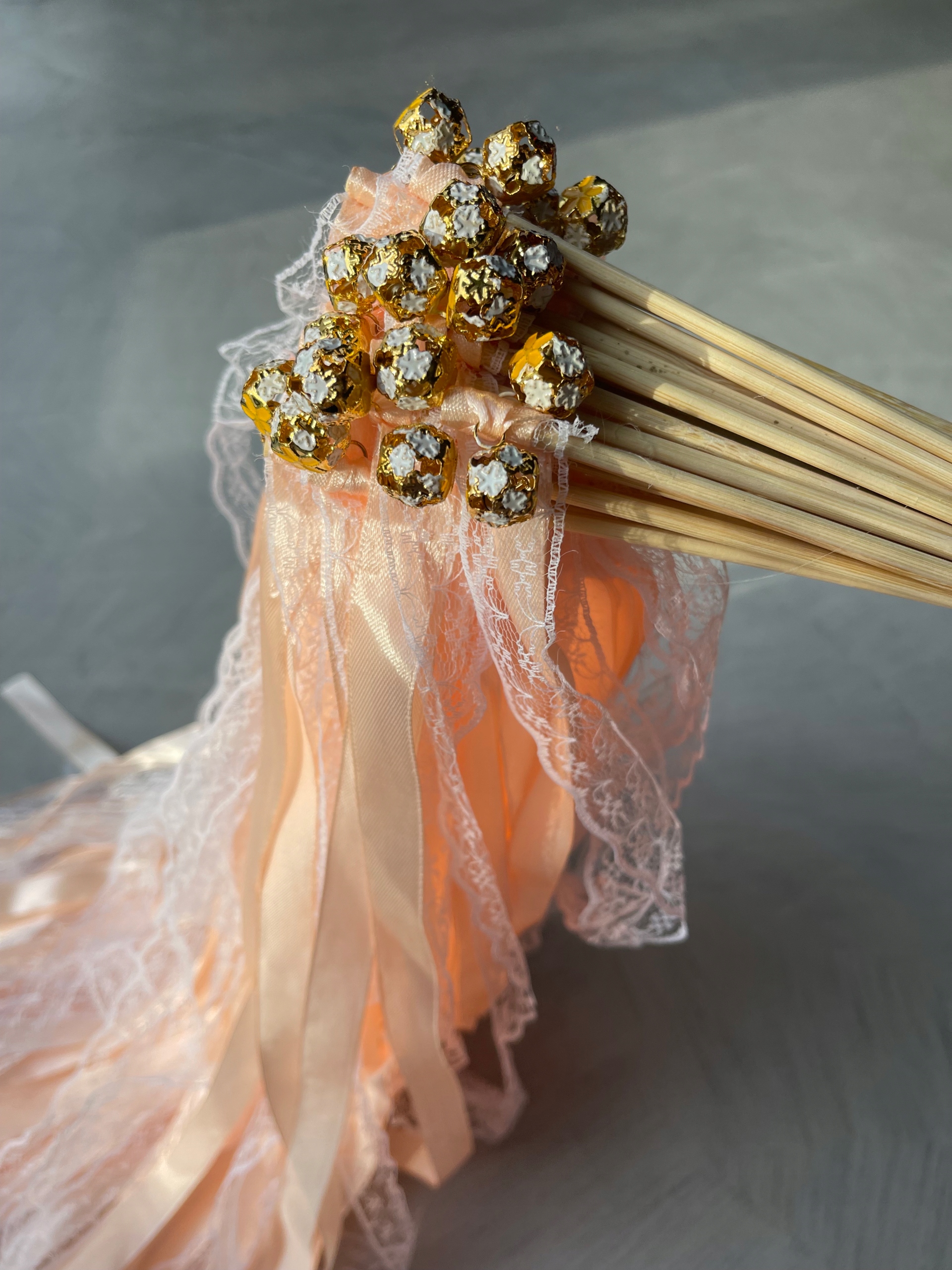 Różdżka weselna na urodziny pałeczka z dzwonkiem 32 szt Kolor dominujący pomarańcze i czerwienie