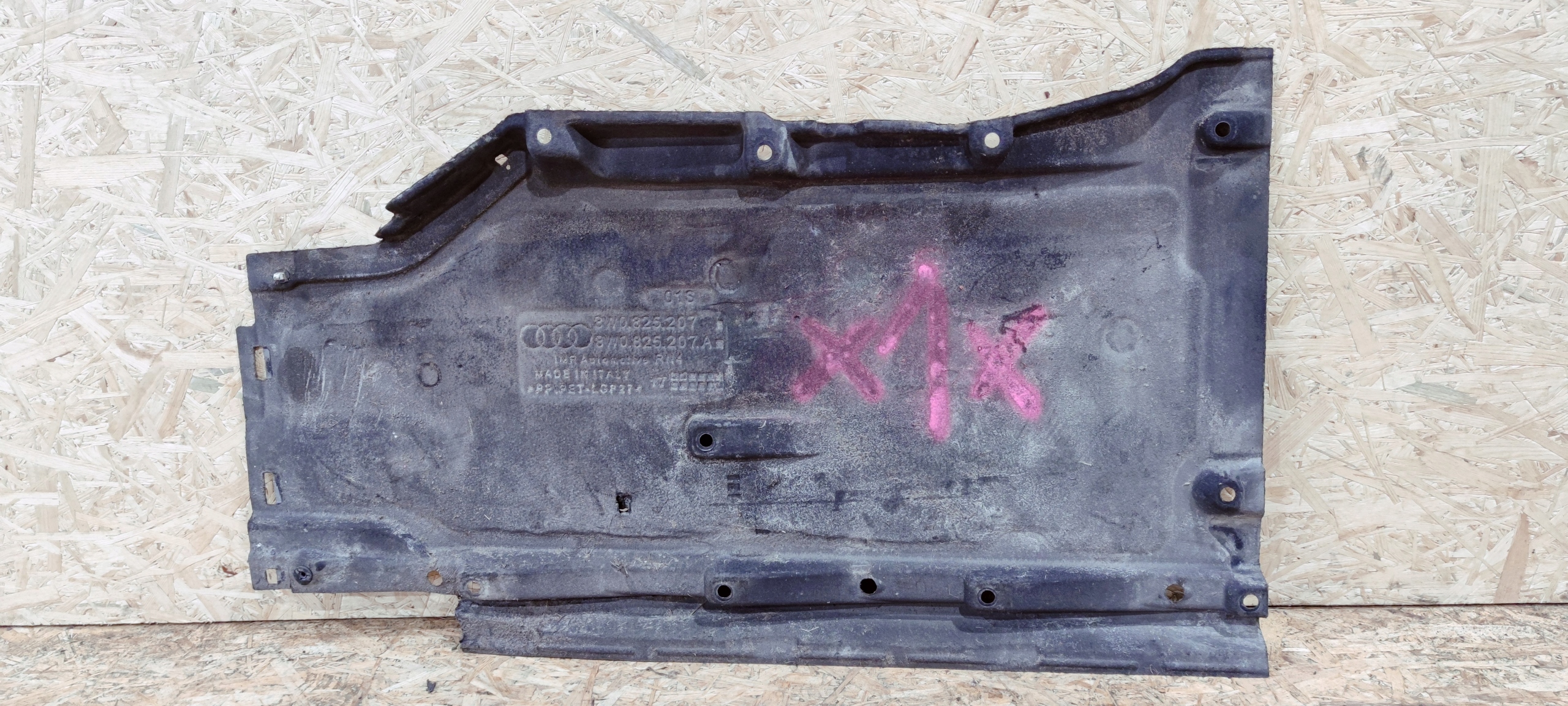 *1* - Кришка шасі ліва AUDI A4 B9 8W0825207B * 1*