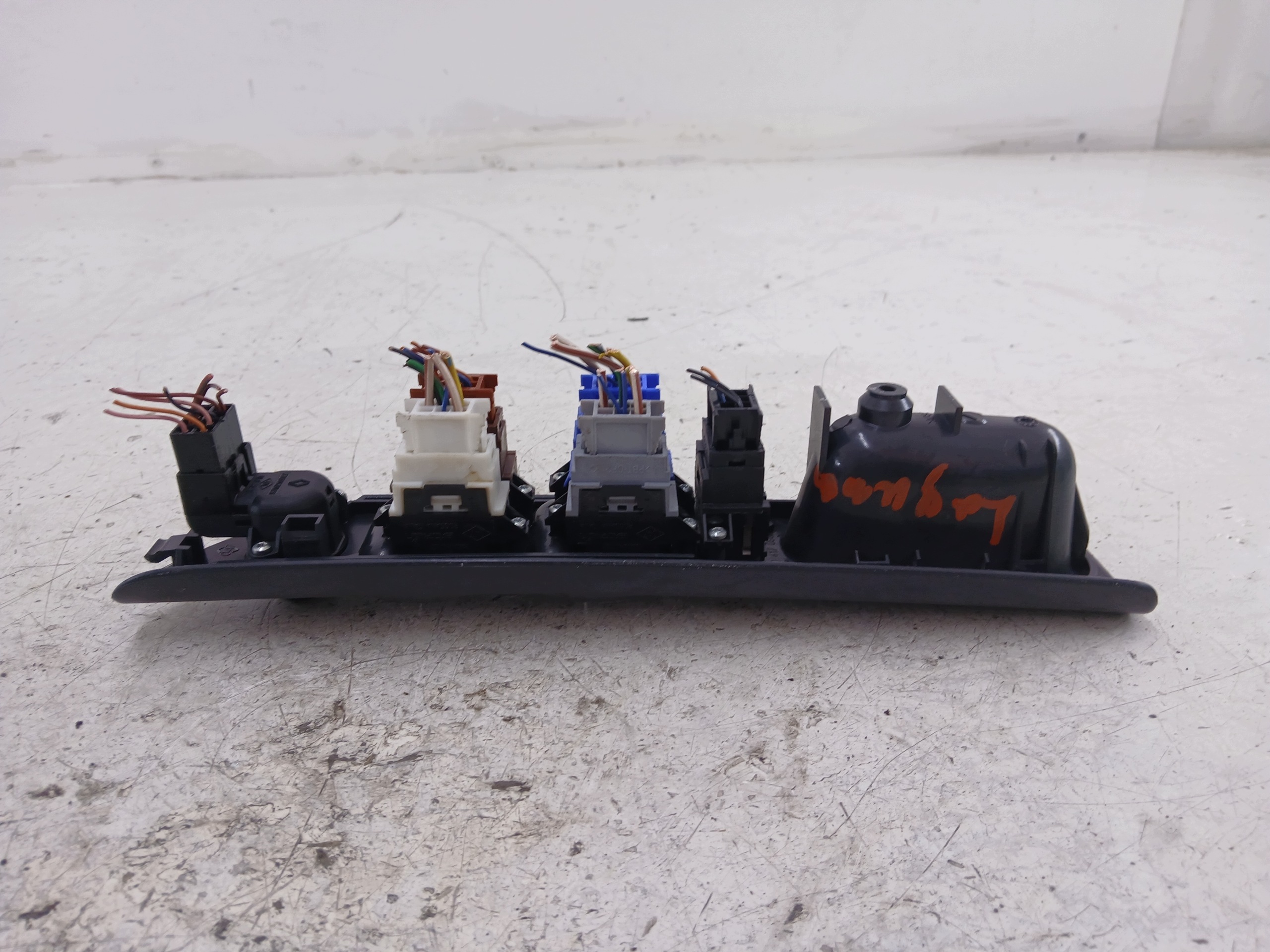 RENAULT LAGUNA a PANEL okna ľavý predok 7701699599