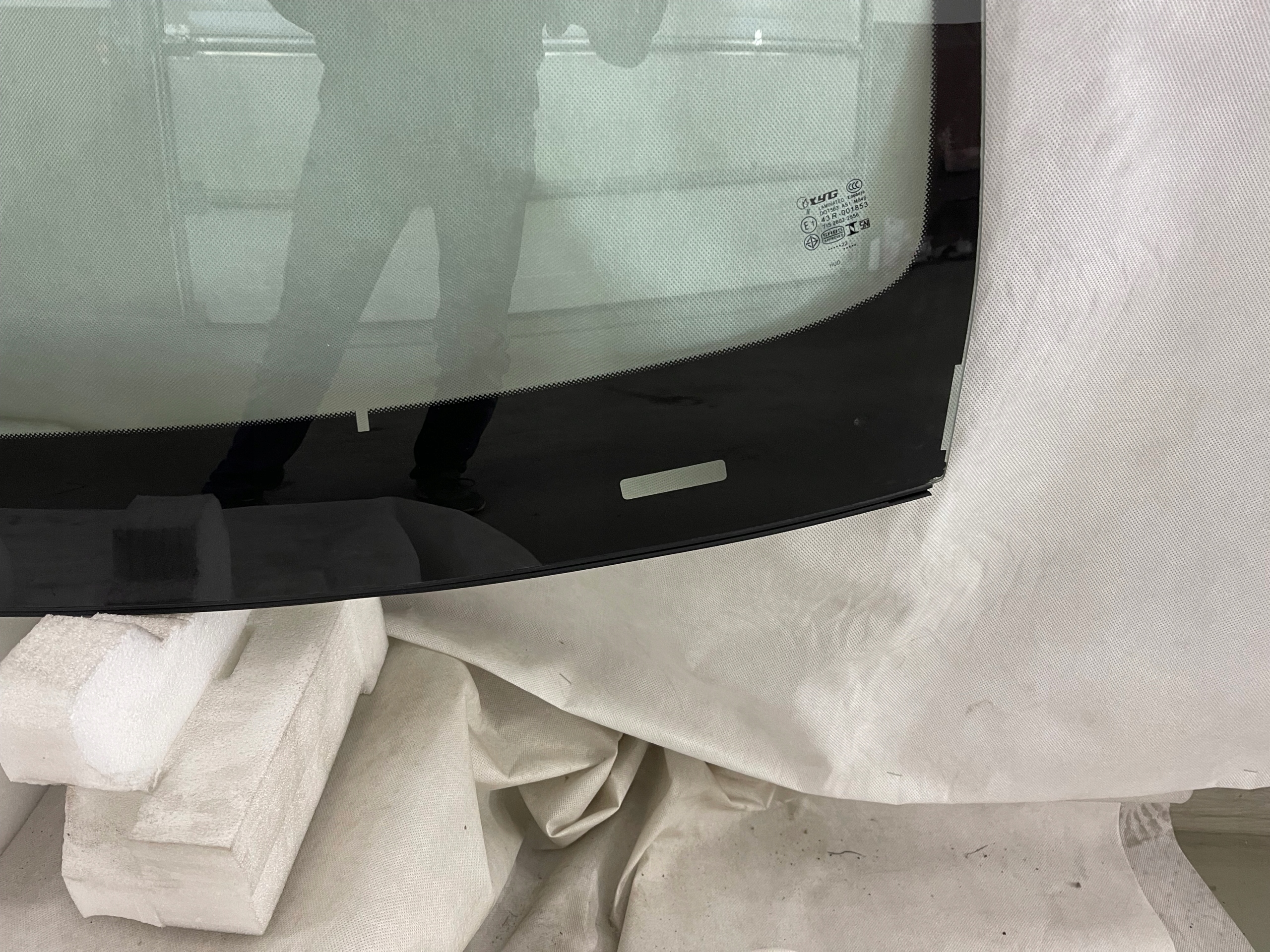 MERCEDES C W205 COUPE SZYBA PRZEDNIA HUD PO 2016 Producent części XYG