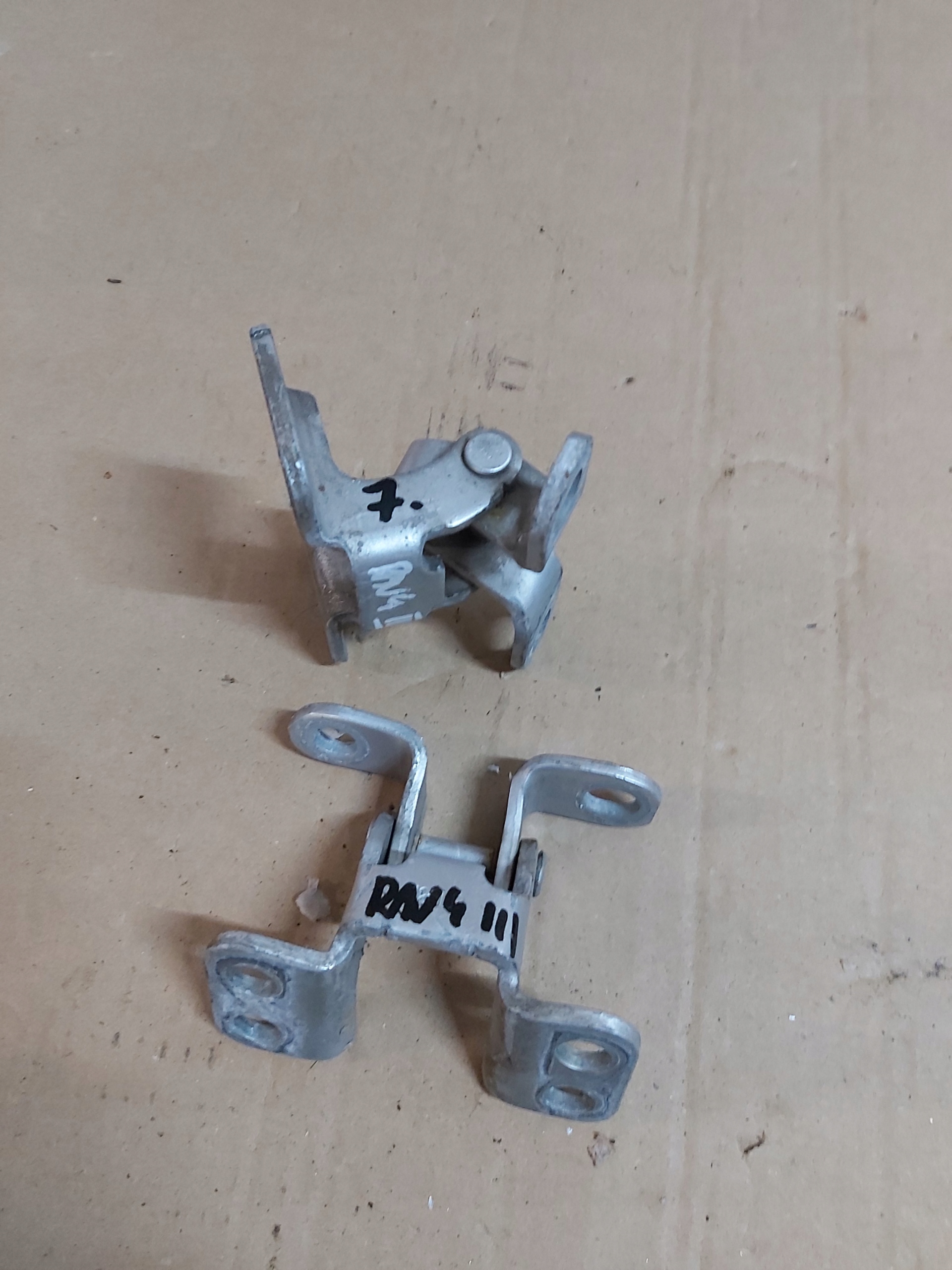 Toyota Rav4 III петли задней крышки багажника