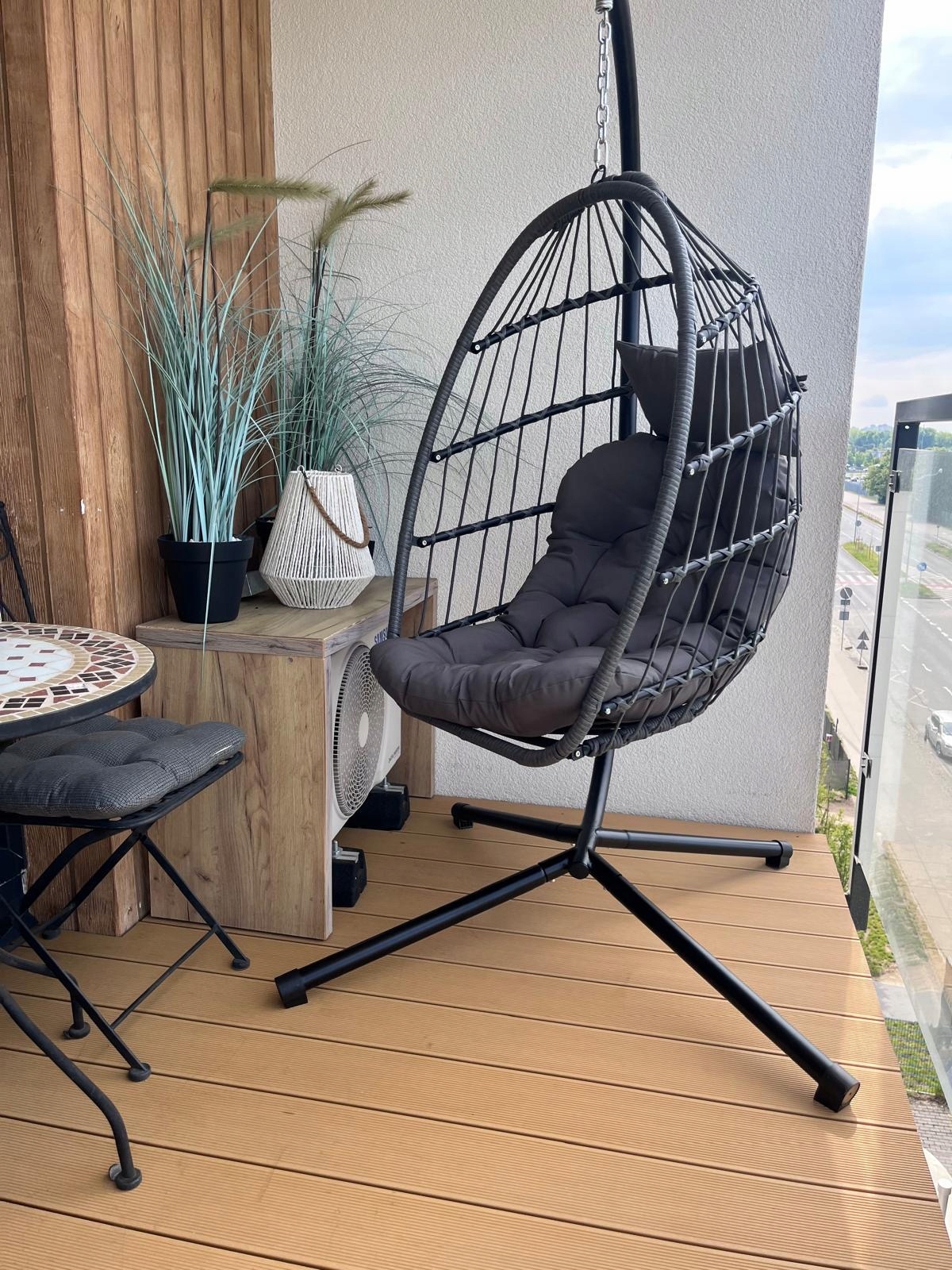 Skladacia závesná stolička Kokon – Komfortná záhradná stolička s vankúšom