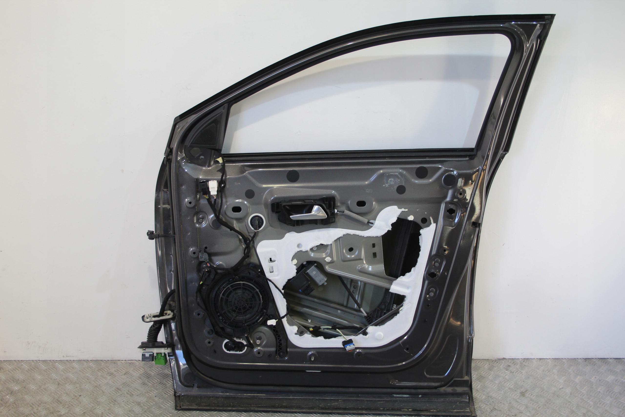 door right front does not have windows PEUGEOT 3008 II 2 LIFT