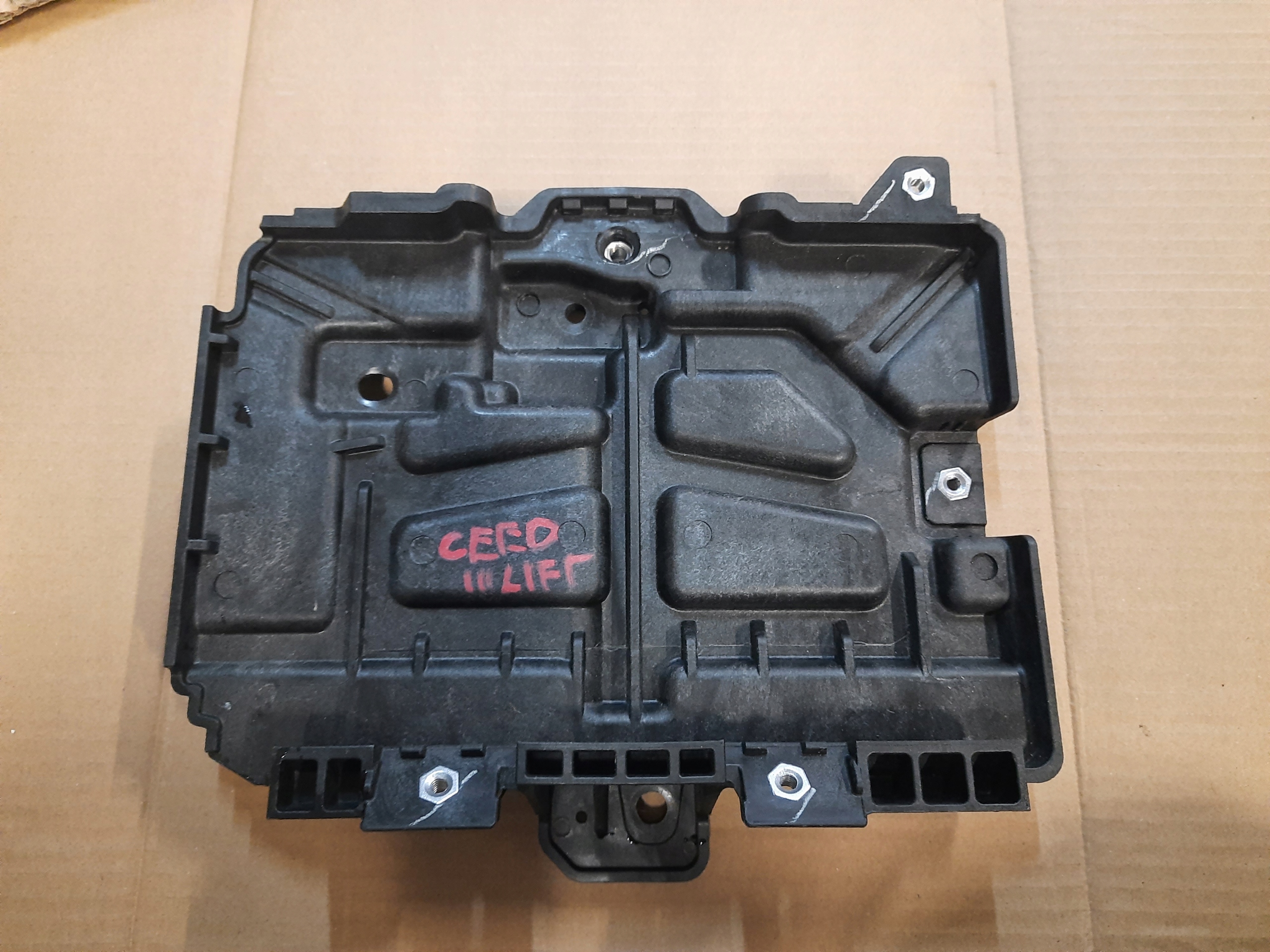 PODSTAWA AKUMULATORA KIA CEED III LIFT