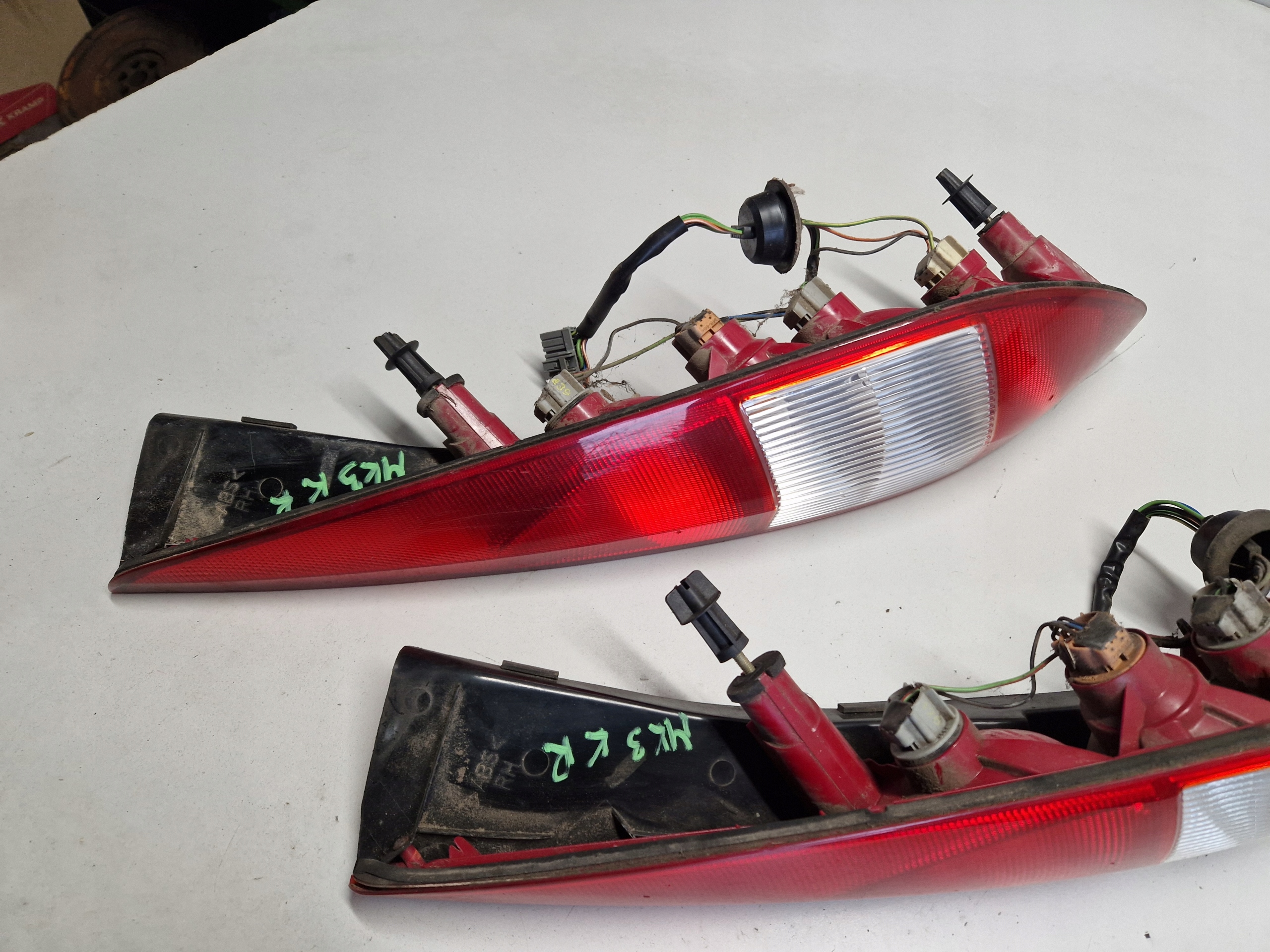 FORD MONDEO MK3 KOMBI light right rear part CALA LADNA