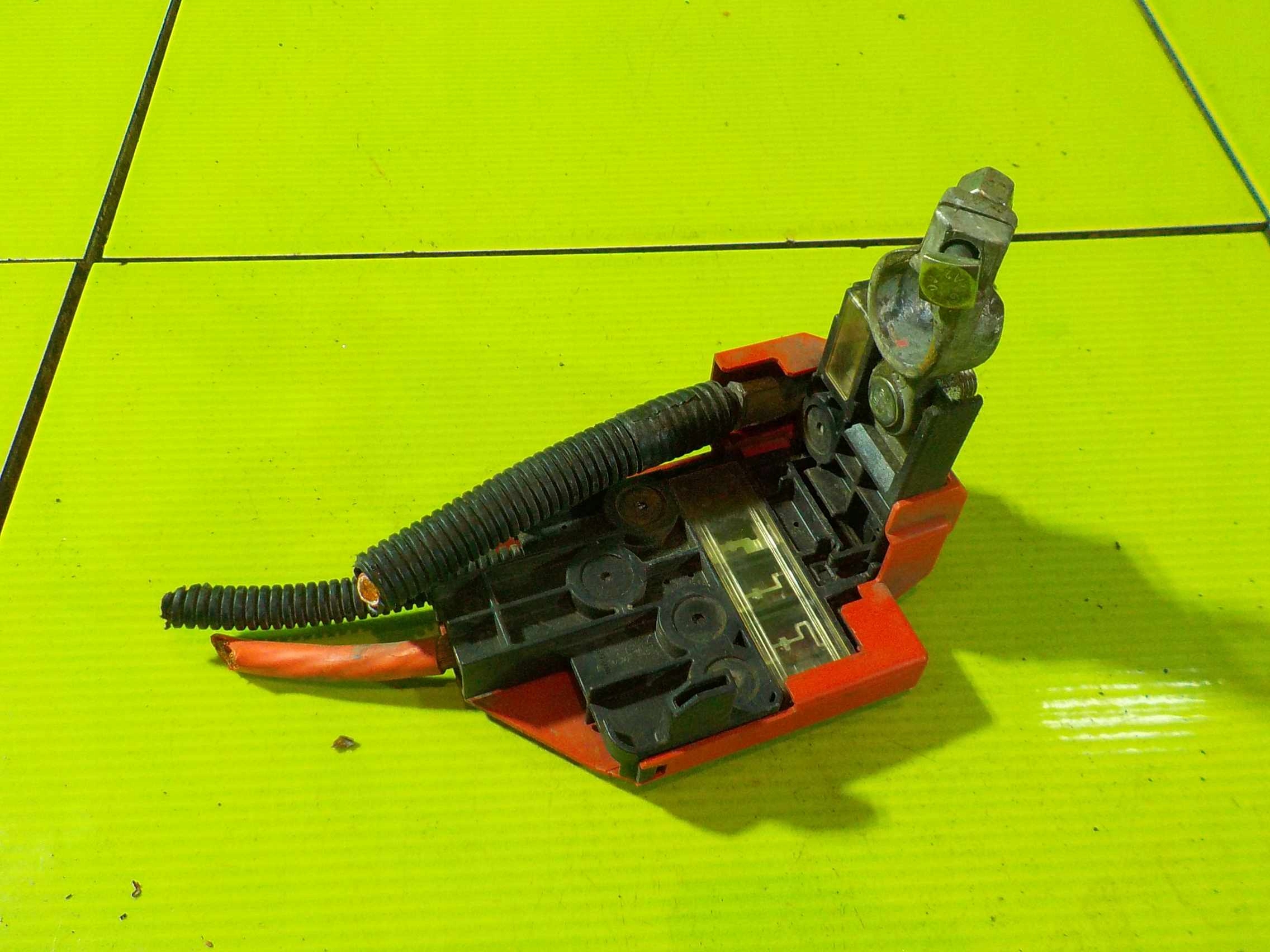 FORD FIESTA MK7 1.3 B 12r klema bezpieczniki Producent części Ford OE