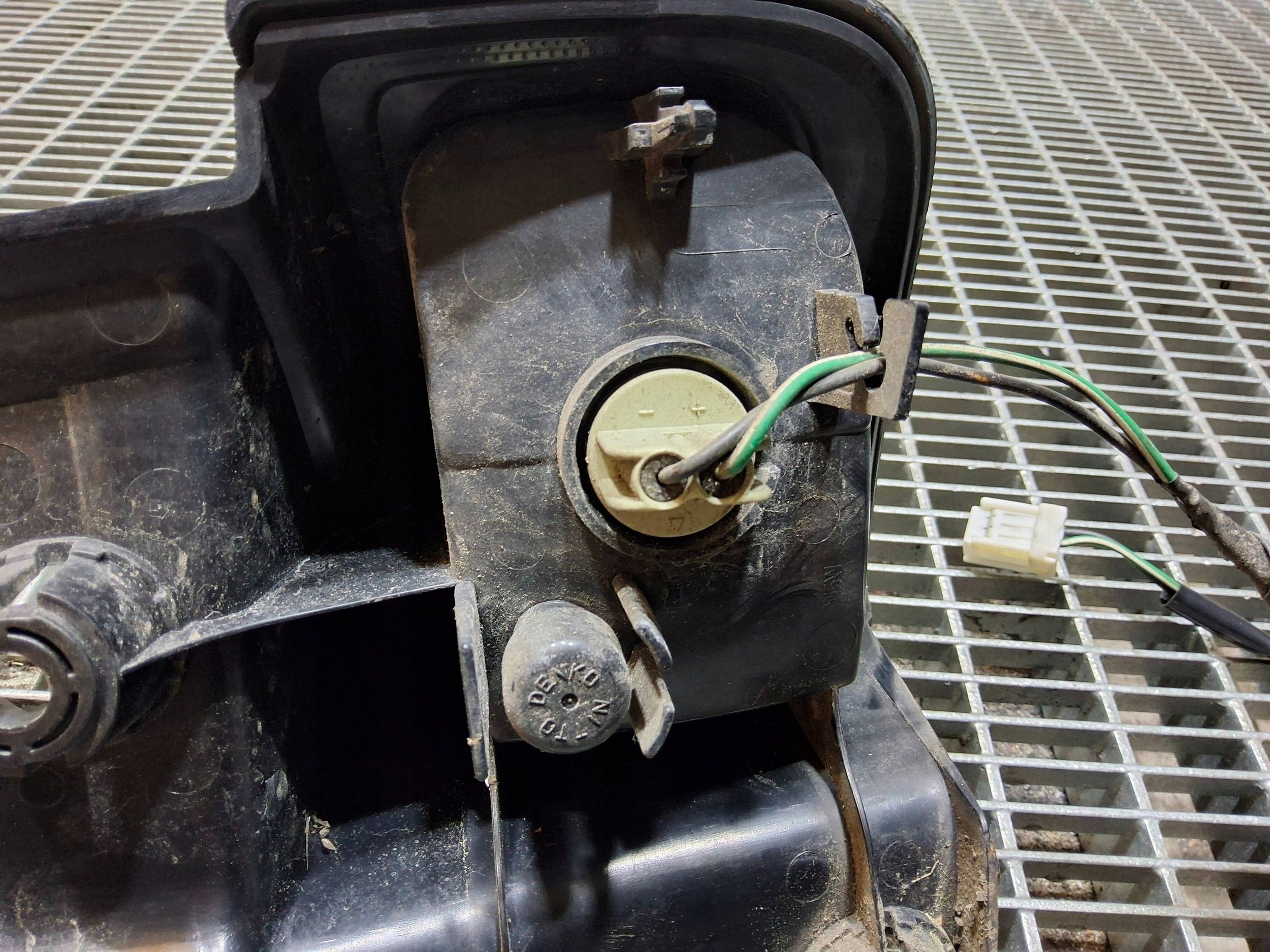 nissan ELGRAND 2004 задний Сторона фонарь левый