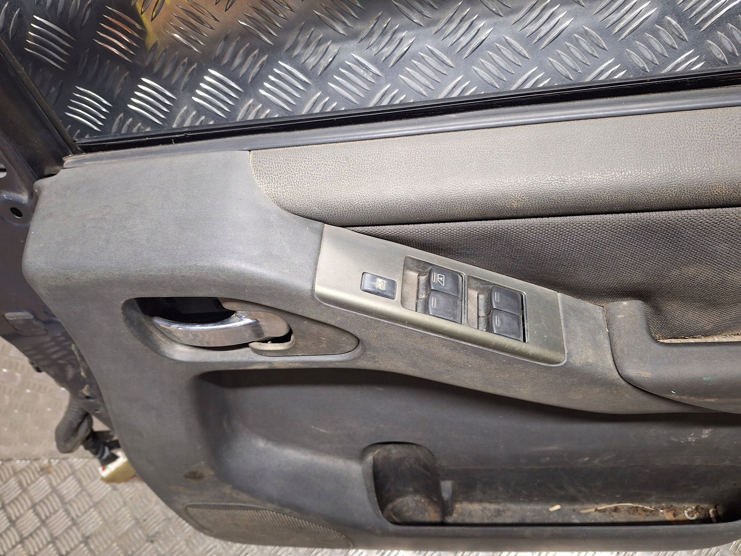 door left front NISSAN NAVARA D40 PATHFINDER R51 05-14 complete