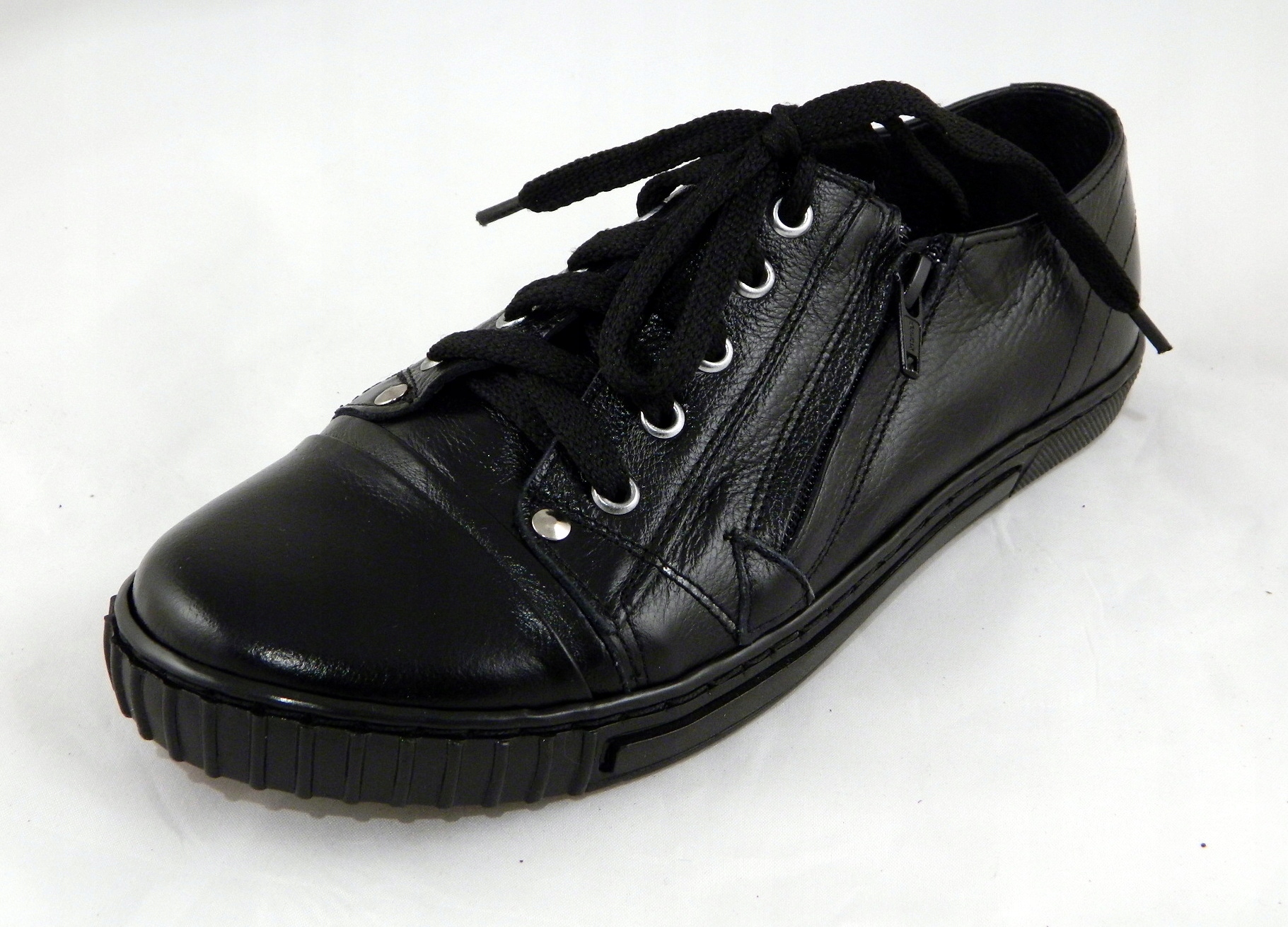 TRAMPKI Z ZAMKIEM PRODUKT POLSKI SKÓRA NAT roz. 43 Kod producenta MOS.211.C.CZA