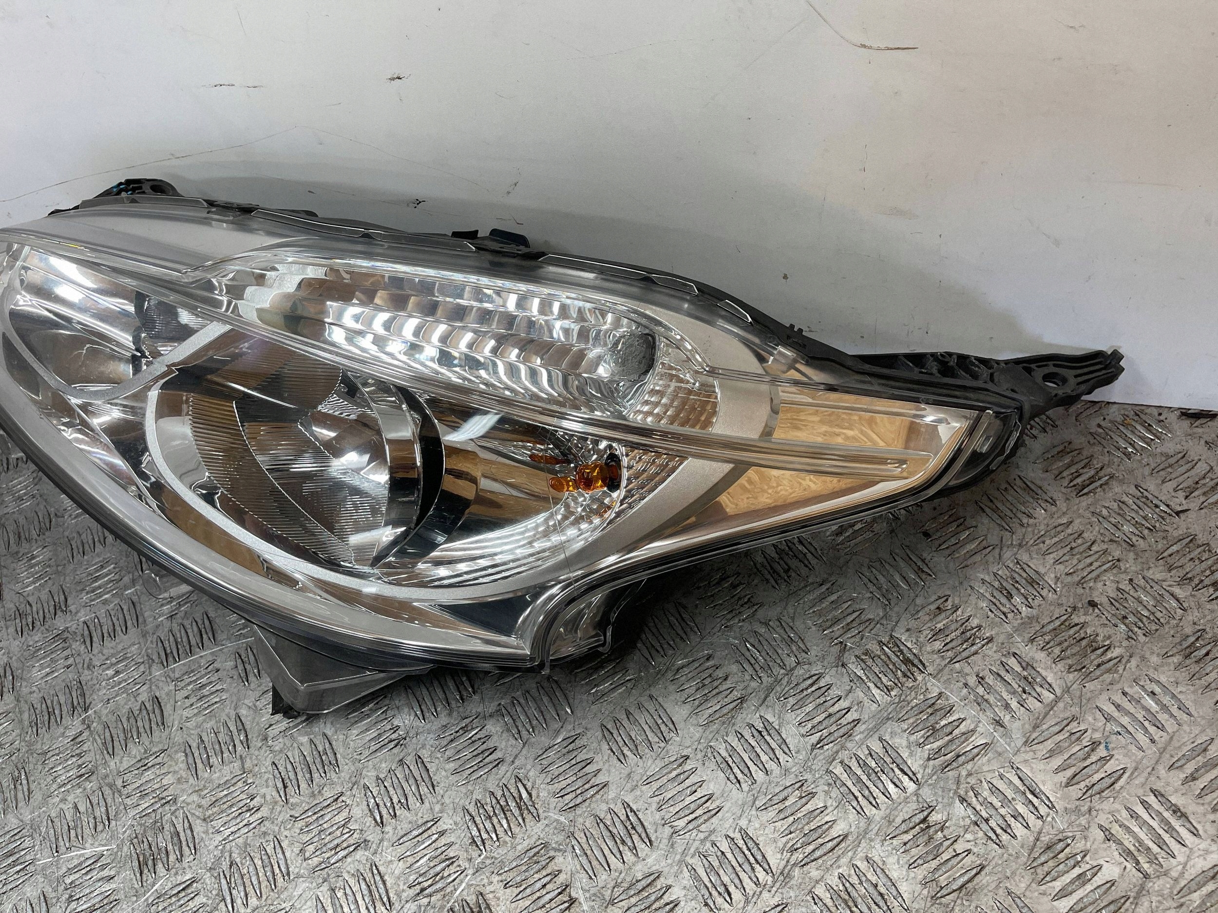 REFLEKTOR light left PEUGEOT 208 and 9802221880