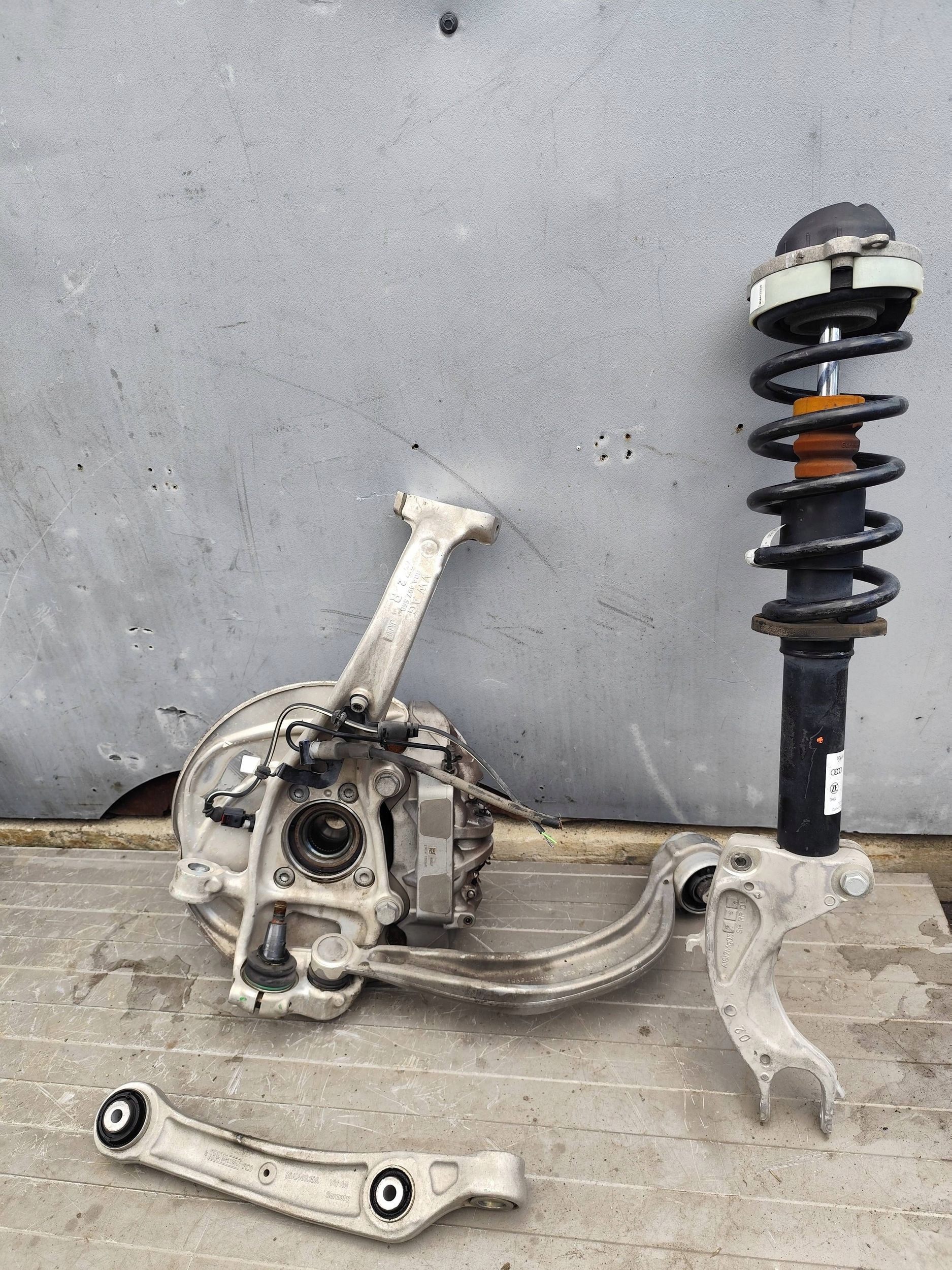 AUDI Q5 80A otoč tlumič ramene předek pravá KOMPLET 80A407560