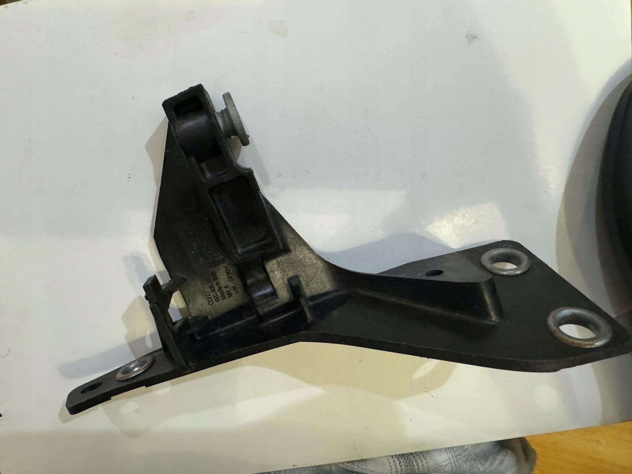 AUDI A4 B7 Exeo 03-08 -> holder REFLEKTORA front left 8E0805363