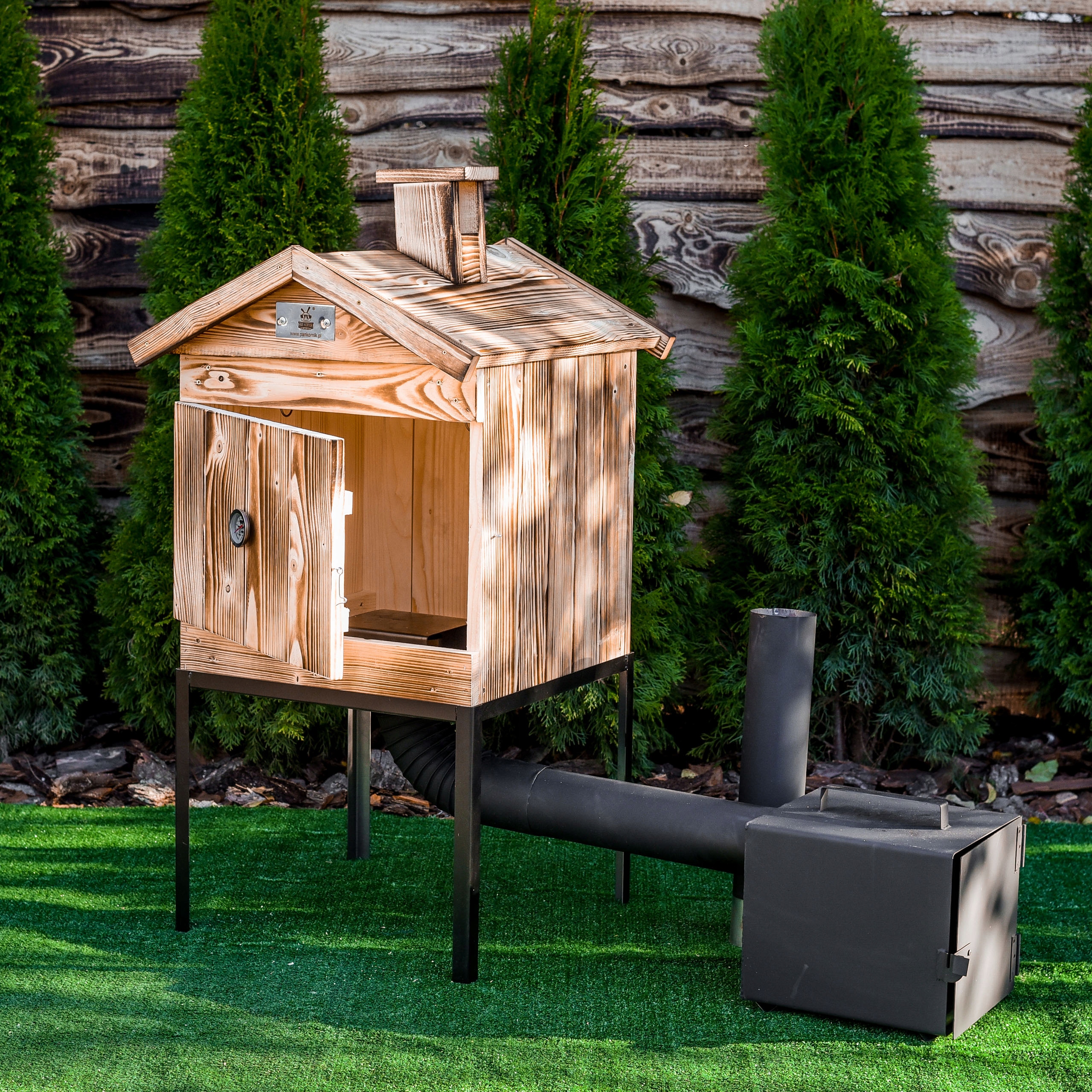 WĘDZARNIA OGRODOWA DOMOWA DREWNIANA DRZWICZKI OPALANA HAKI PALENISKO Długość rusztu 48 cm