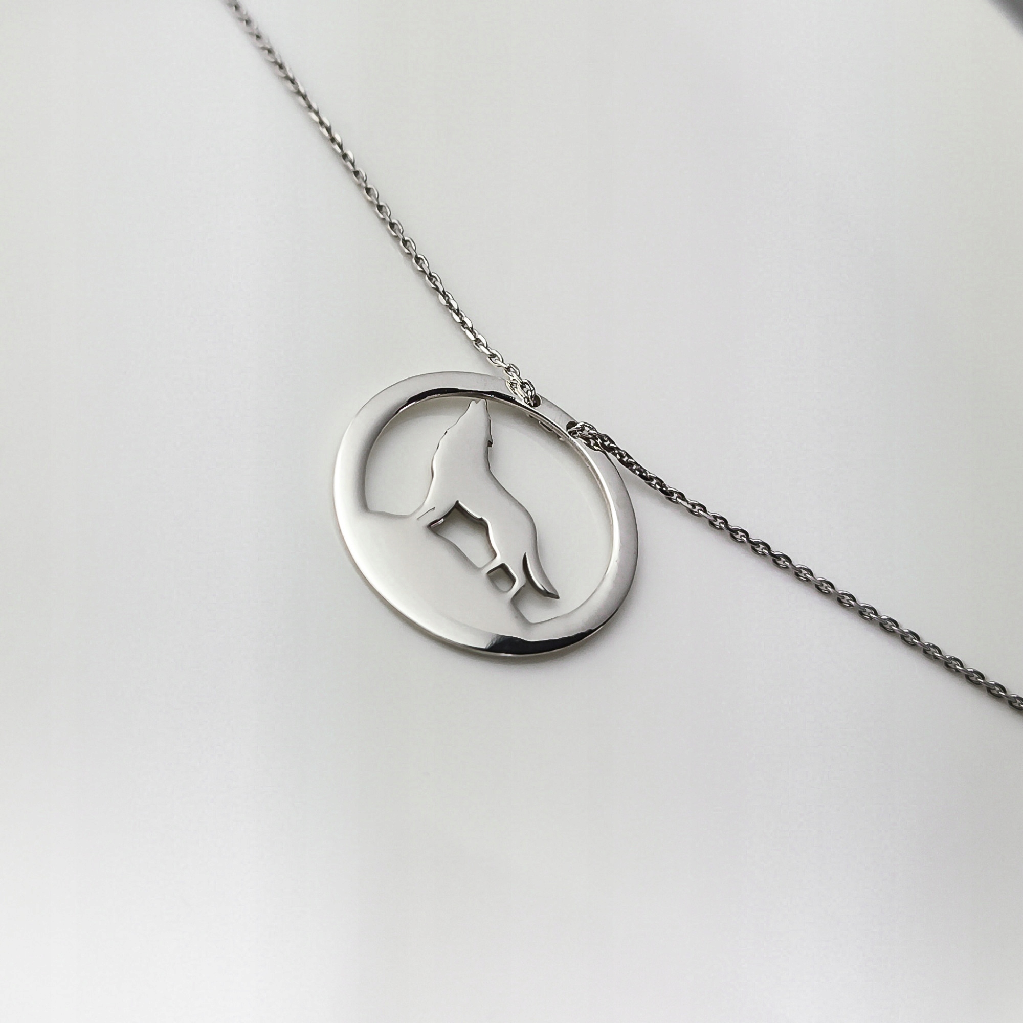 Stříbrný celebritní náhrdelník vlk ryzost 925