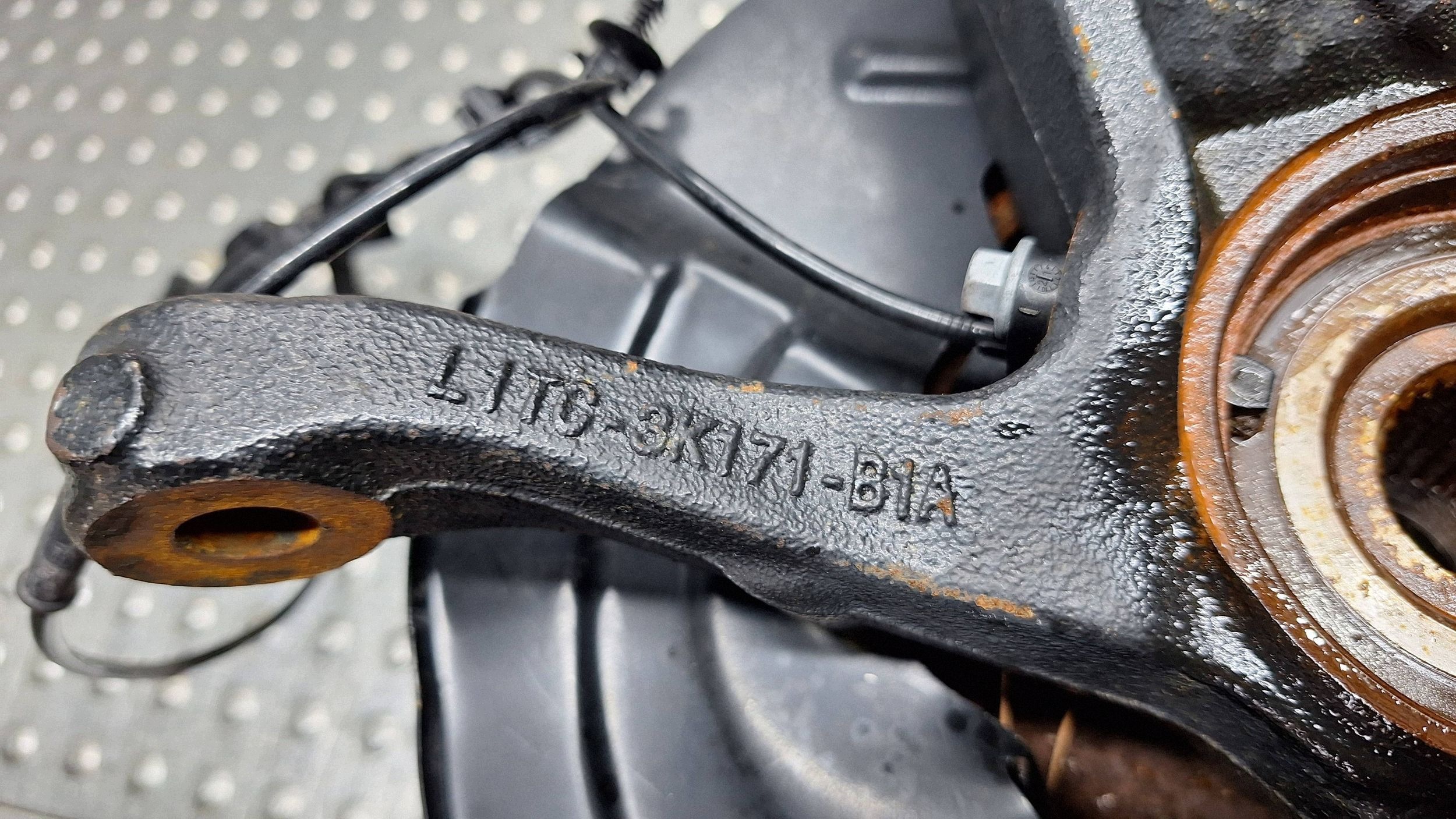 otoč čepu kotouč levý předek L1TC-3K171-B1A FORD PUMA MK2