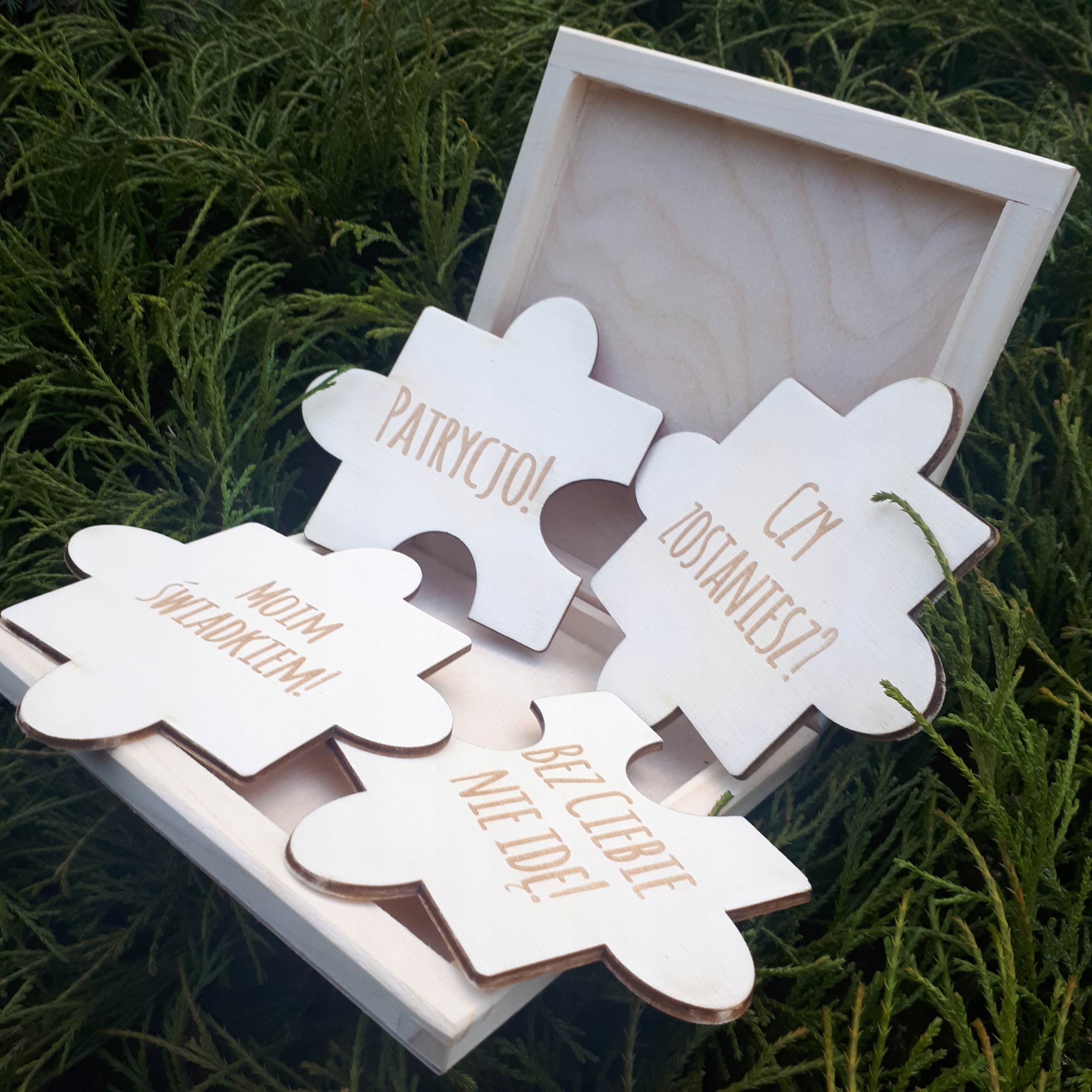 ZAPROSZENIE ŚWIADKÓW - 4 PUZZLE PROŚBA O ŚWIADKOWANIE PUDEŁKO GRAWER NADRUK Wysokość produktu 14.5 cm