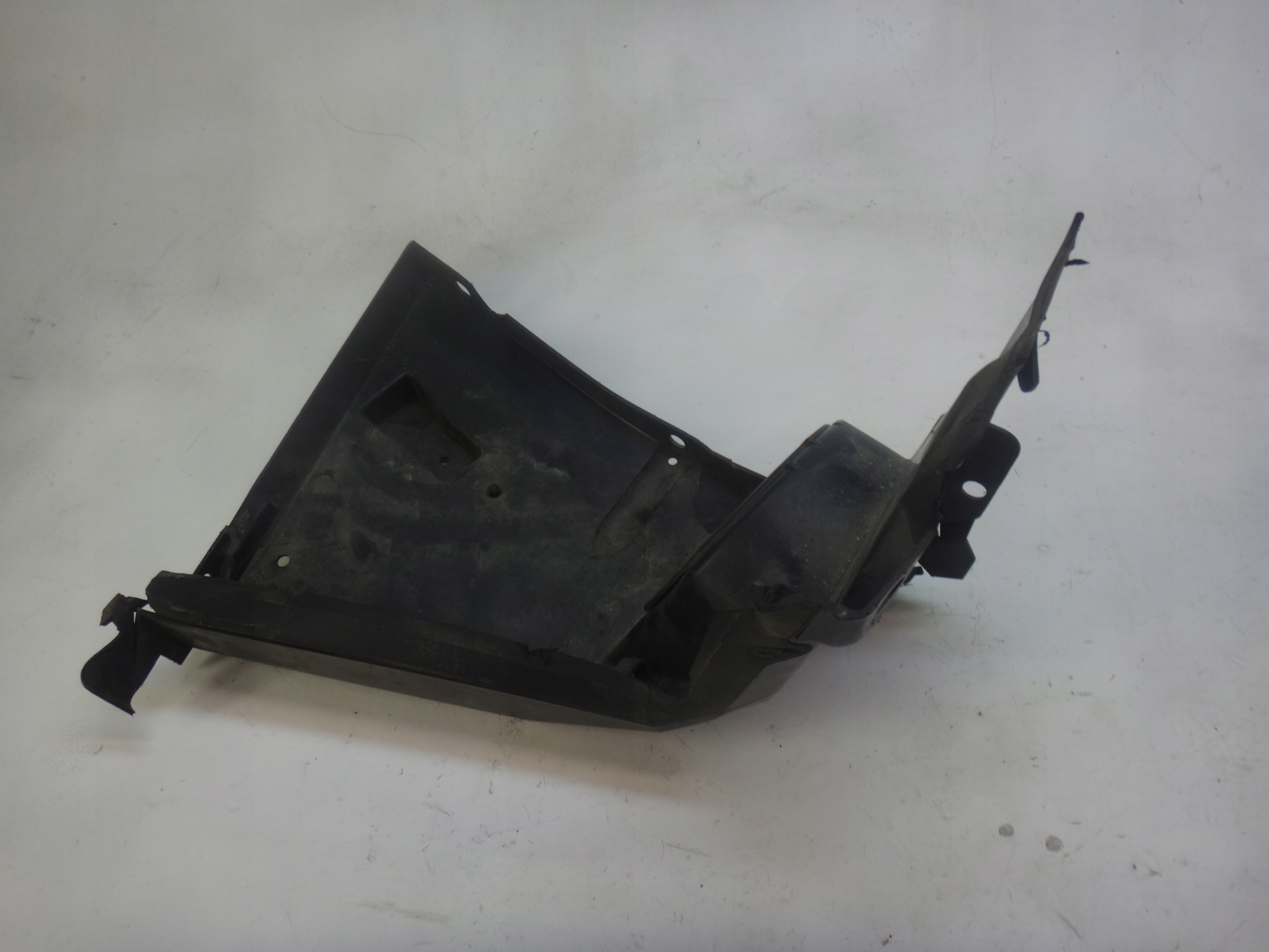 OSŁONA PODŁUŻNICY PRAWA BMW 7 E38 8209028 Producent części BMW OE