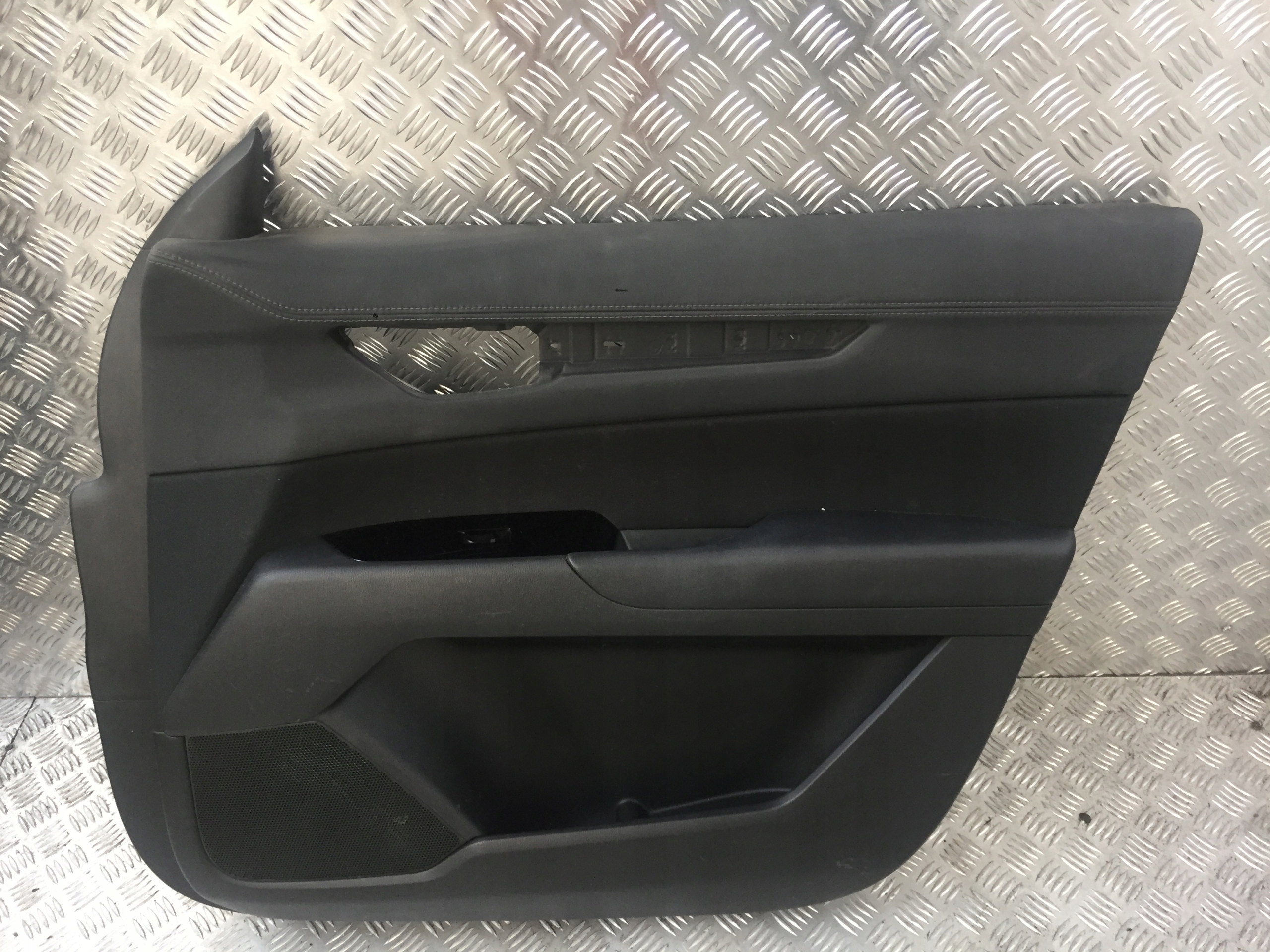 дверные карты правый передний KB8C6843X mazda CX5 II