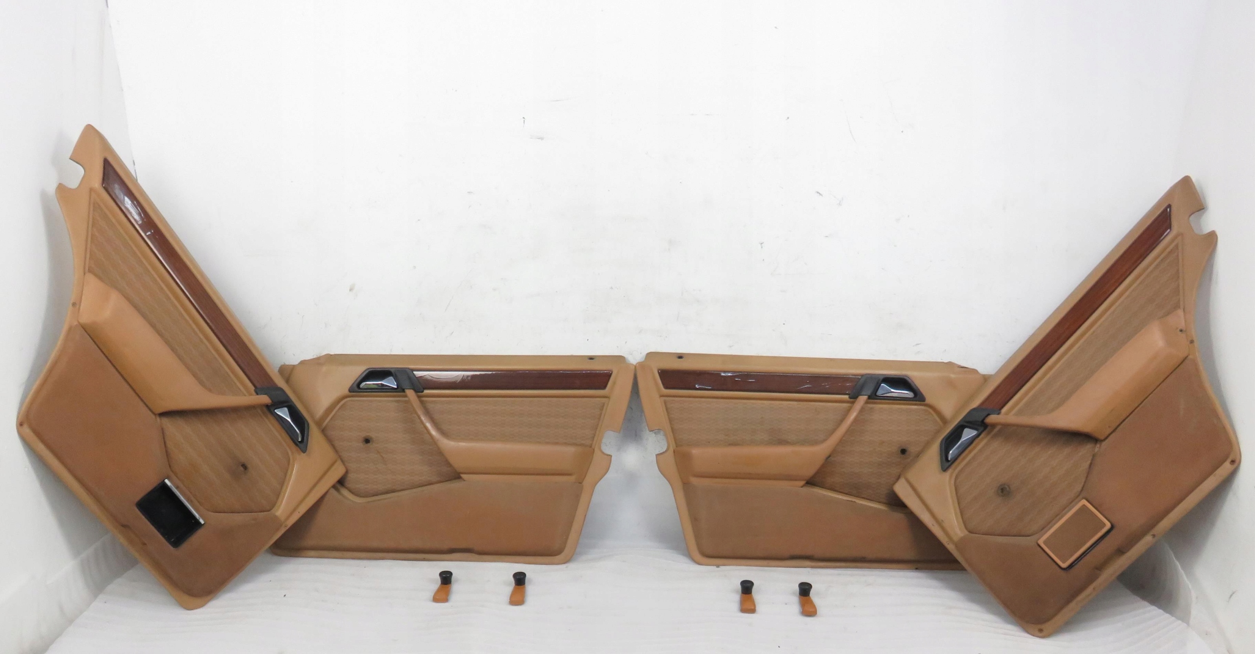 BOCZKI KOMPLET MERCEDES W124 SEDAN Producent części Mercedes