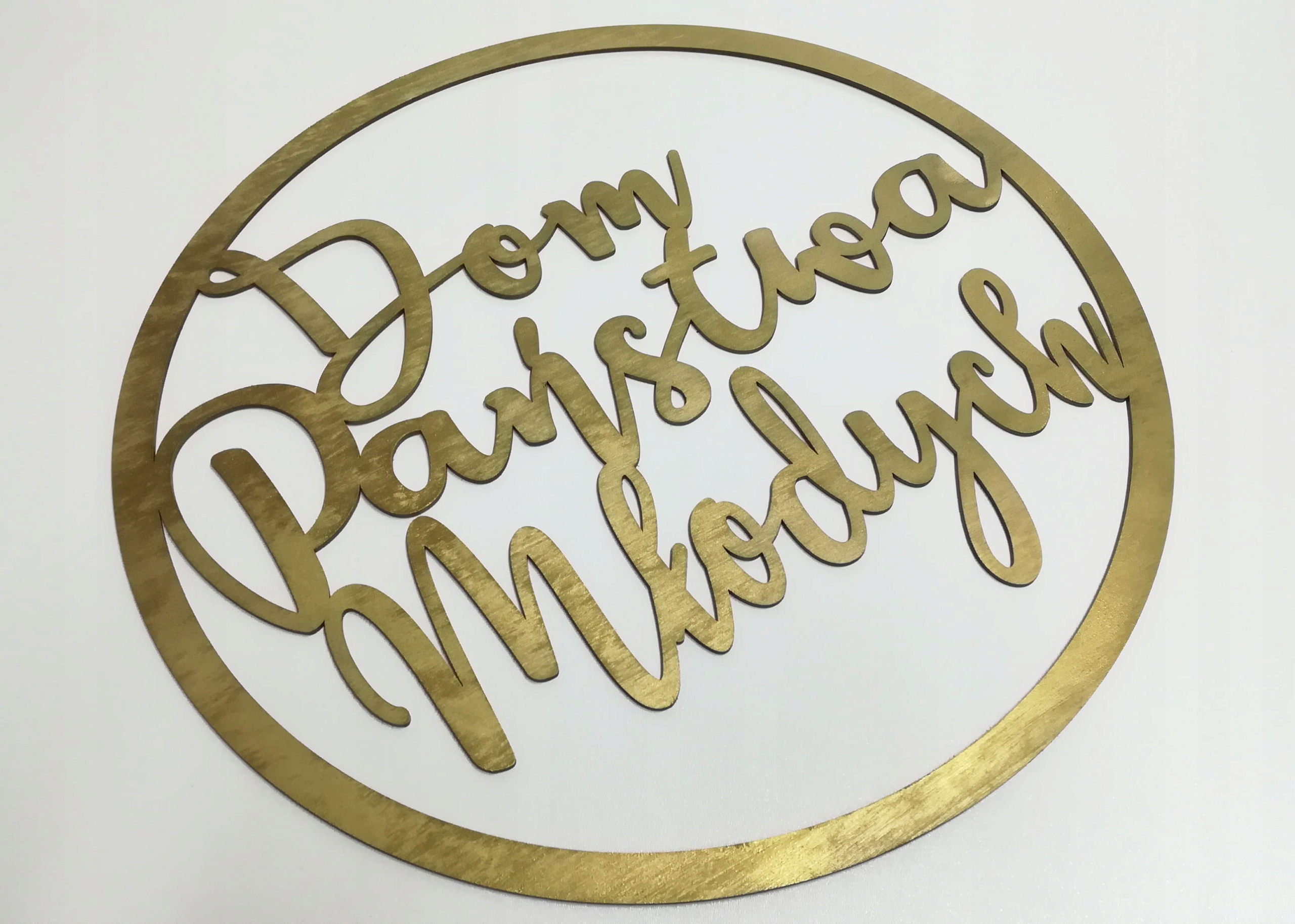 

Tablica koło Dom Państwa Młodych Złoty, Glamour