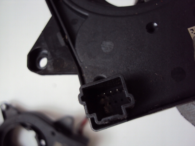 CZUJNIK KĄTA SKRĘTU RENAULT CLIO IV CAPTUR 12-19 Producent części Renault OE