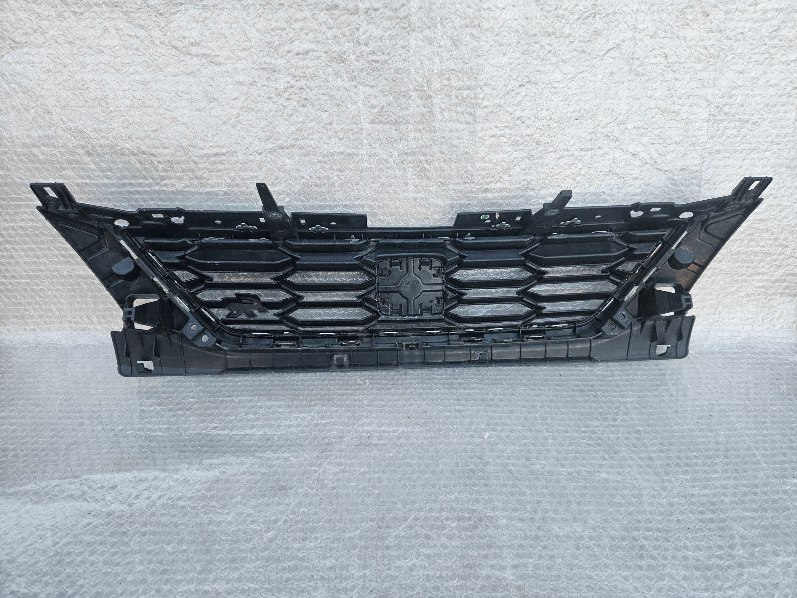 seat Leon III рестайлинг FR решетка радиатора 5F0853654J