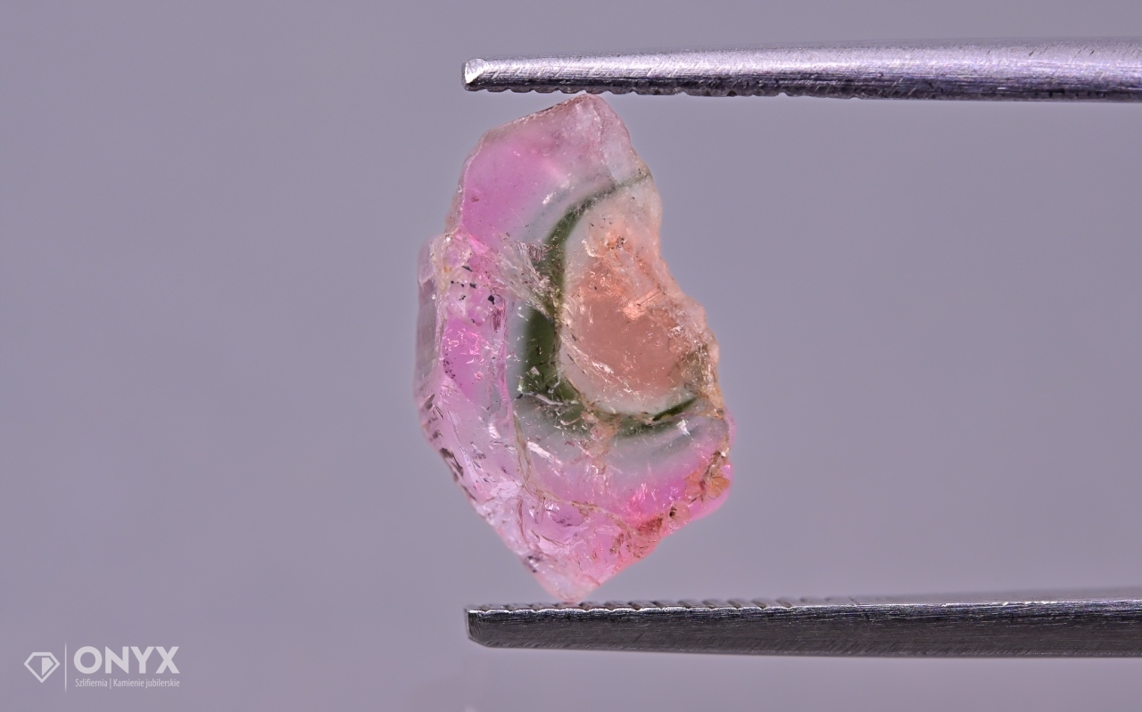 Turmalín nepravidelná destička 12x8 mm