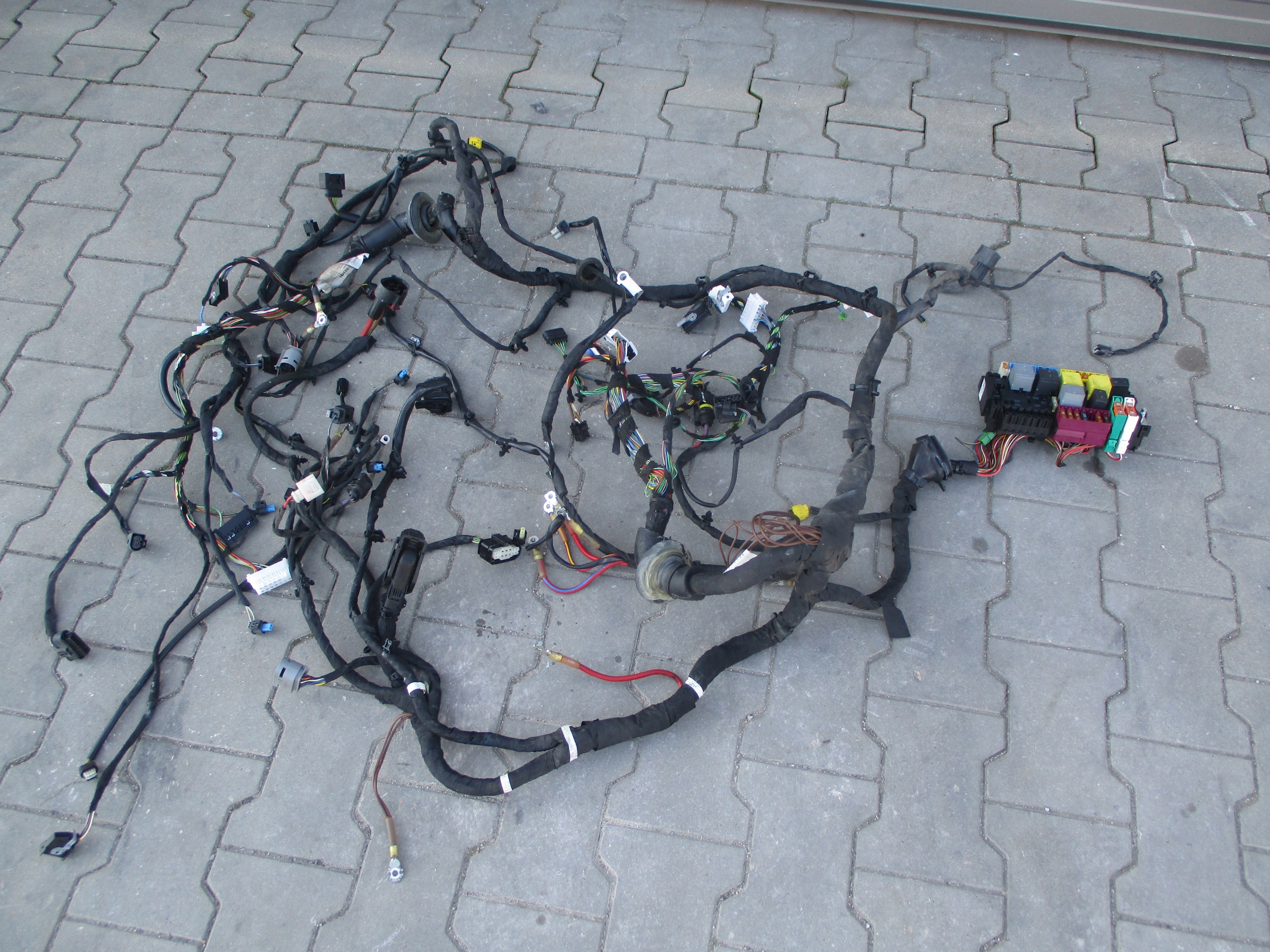 MERCEDES W176 INSTALACJA SKRZYNKA BEZPIECZNIKÓW