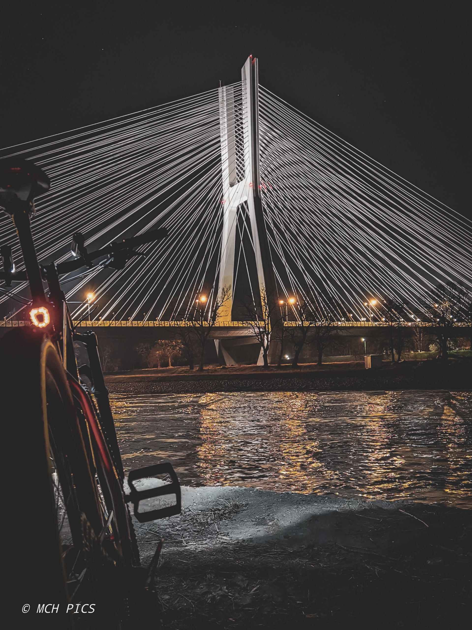 LAMPKA ROWEROWA LED TYŁ USB UCHWYT NA ROWER VAYOX Model VA0048