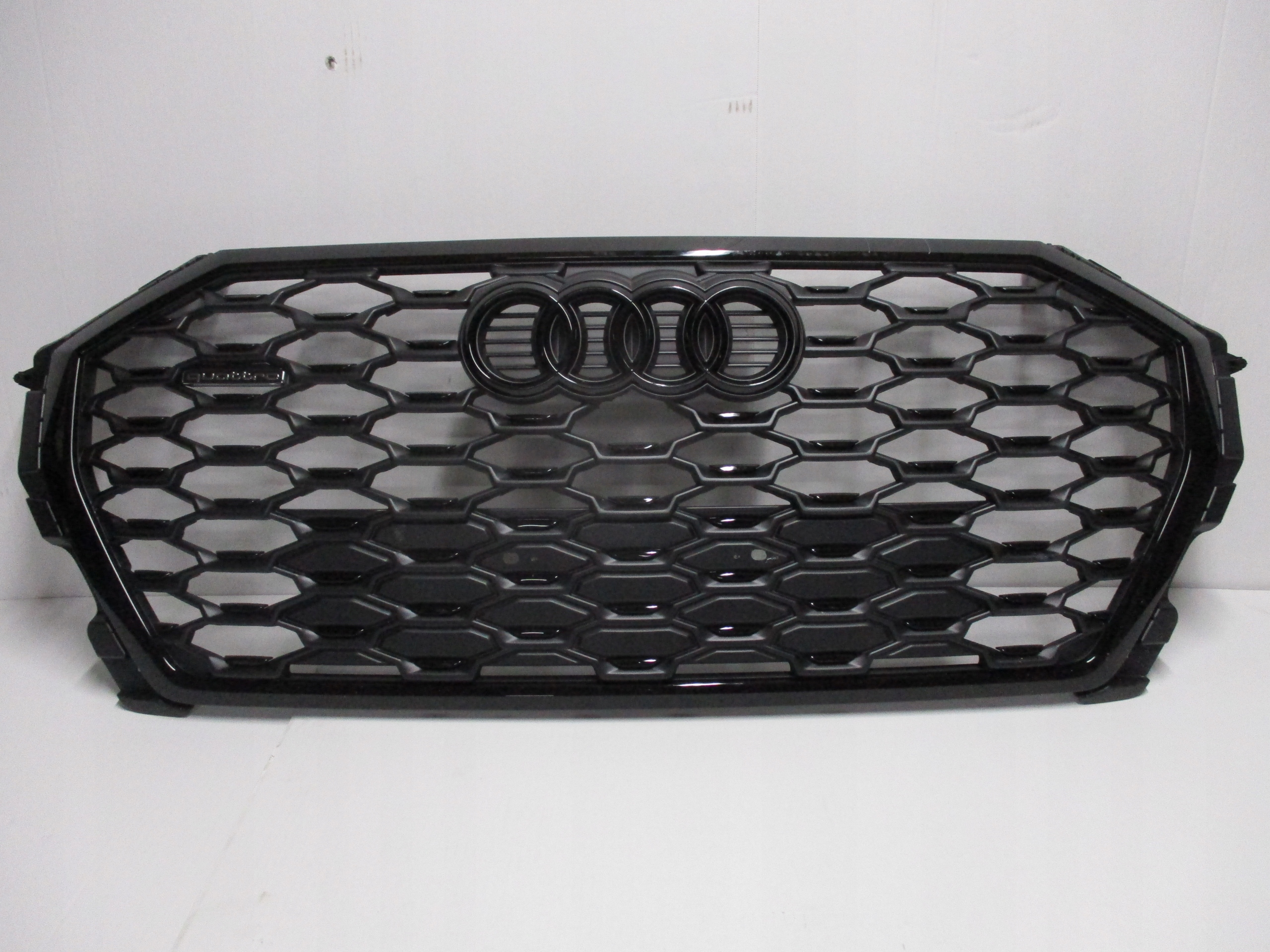 Atrapa GRILL AUDI Q3 83A 83F853651 S-LINE BLACK