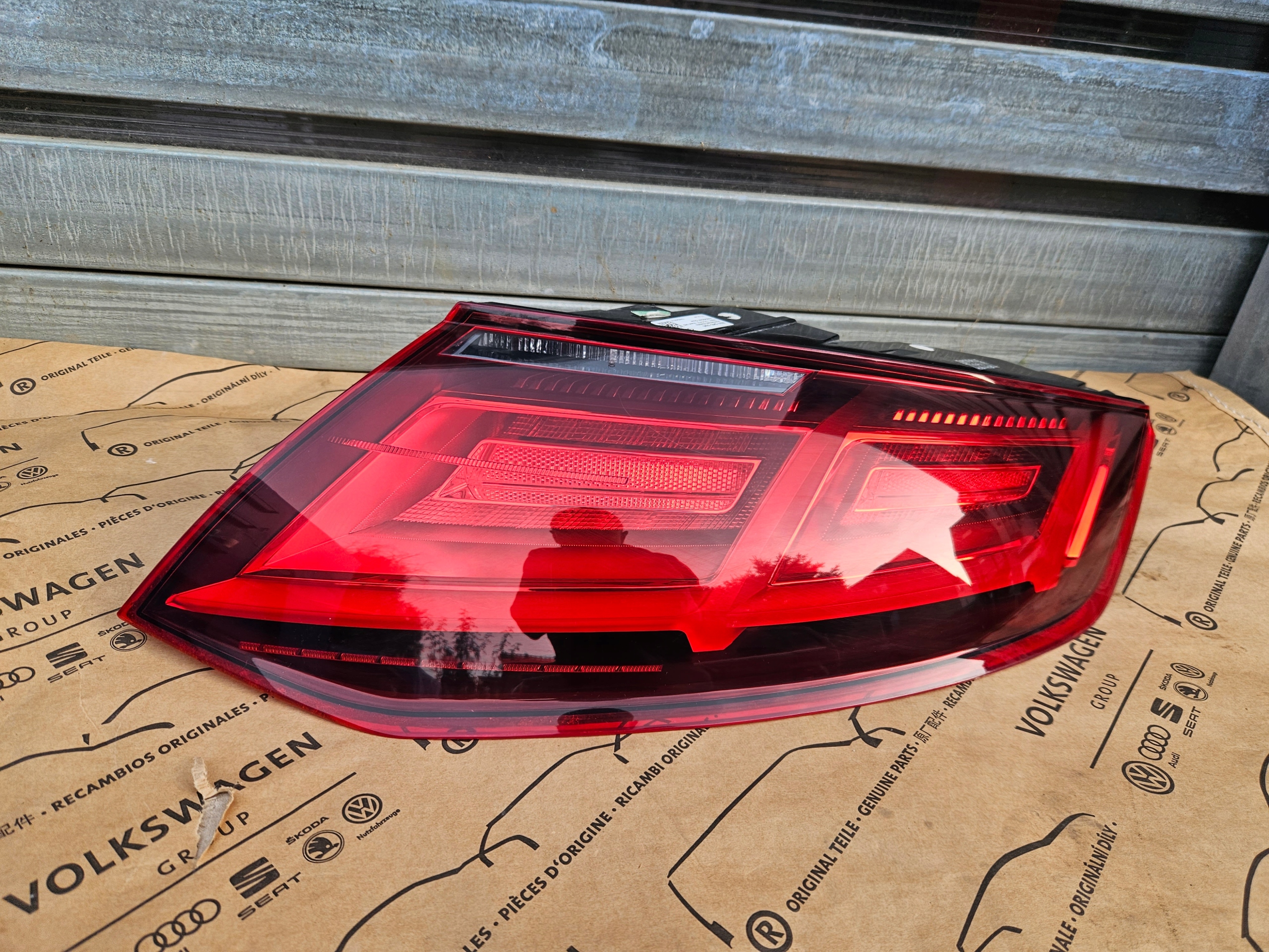 AUDI TTs ФАРА ЗАД. ЗАДНЯЯ ПРАВА LED EUROPAs0945096