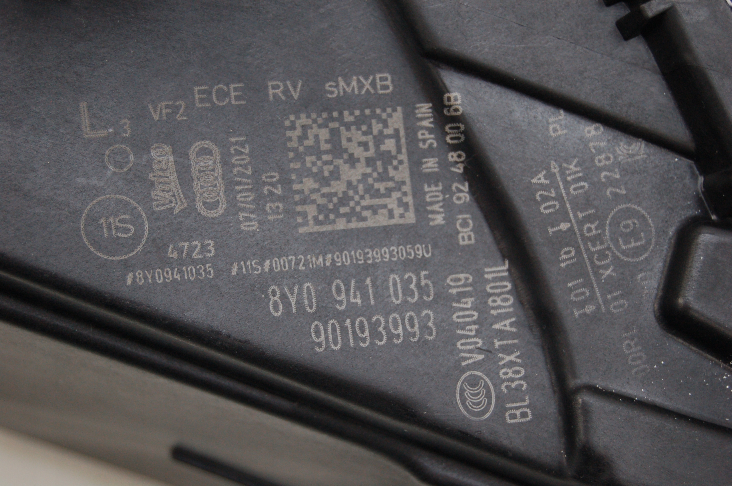 Reflektor lampa MATRIX Audi A3 8Y0941035 Producent części Audi OE