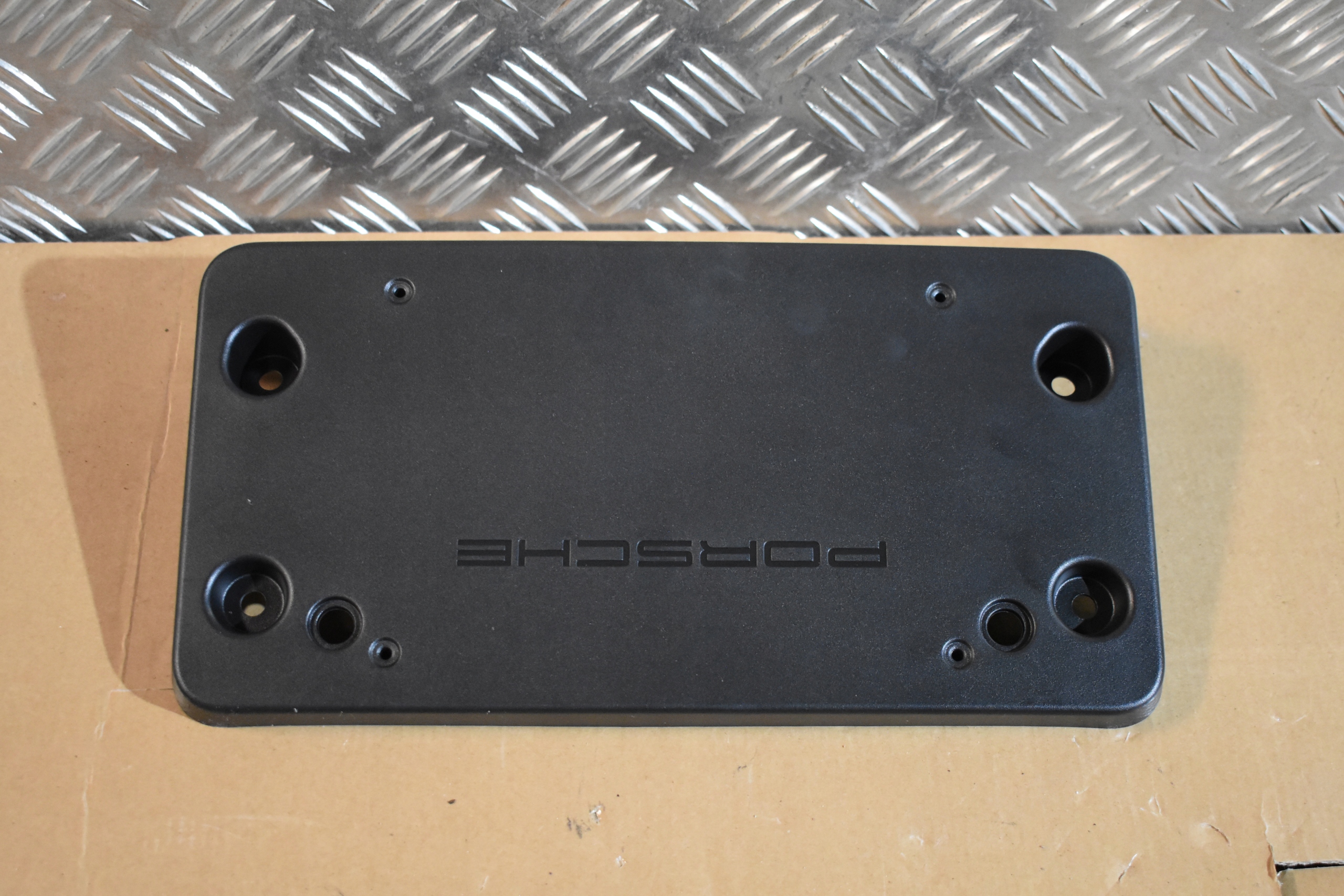 IDEALNA cap below TABLICE PORSCHE PANAMERA 971 1