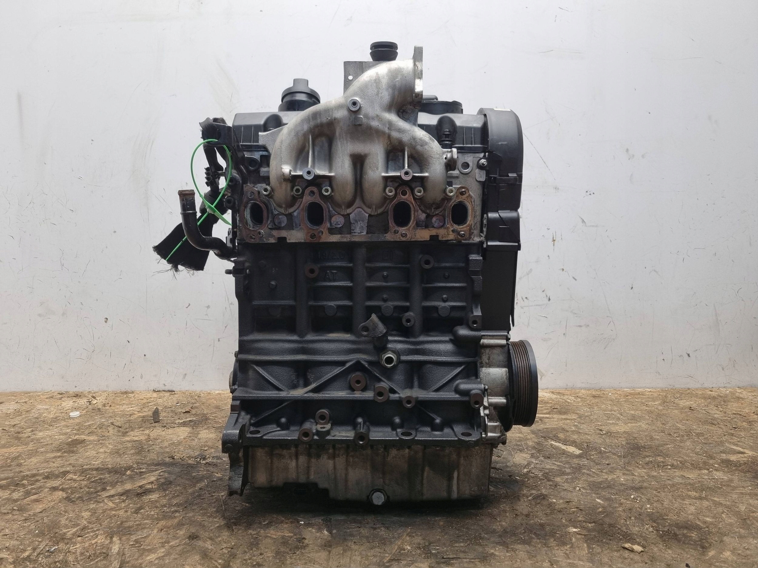 engine BKC SEAT LEON II GOLF V OCTAVIA II TOURAN and A3 8P 1.9TDI unprotected pillar
