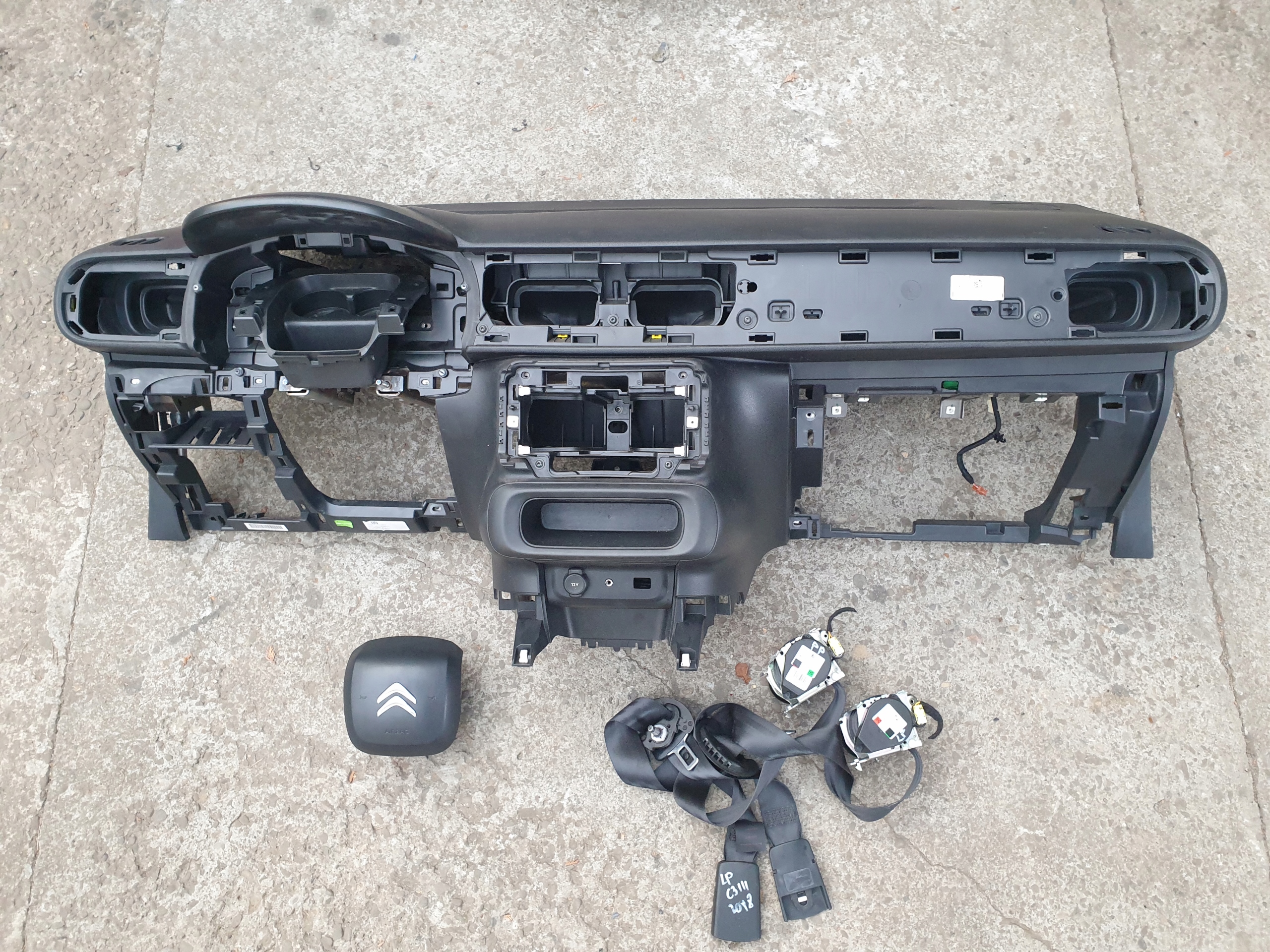 dashboard instrument panel cockpit airbags tension belts CITROEN C3 III 2016