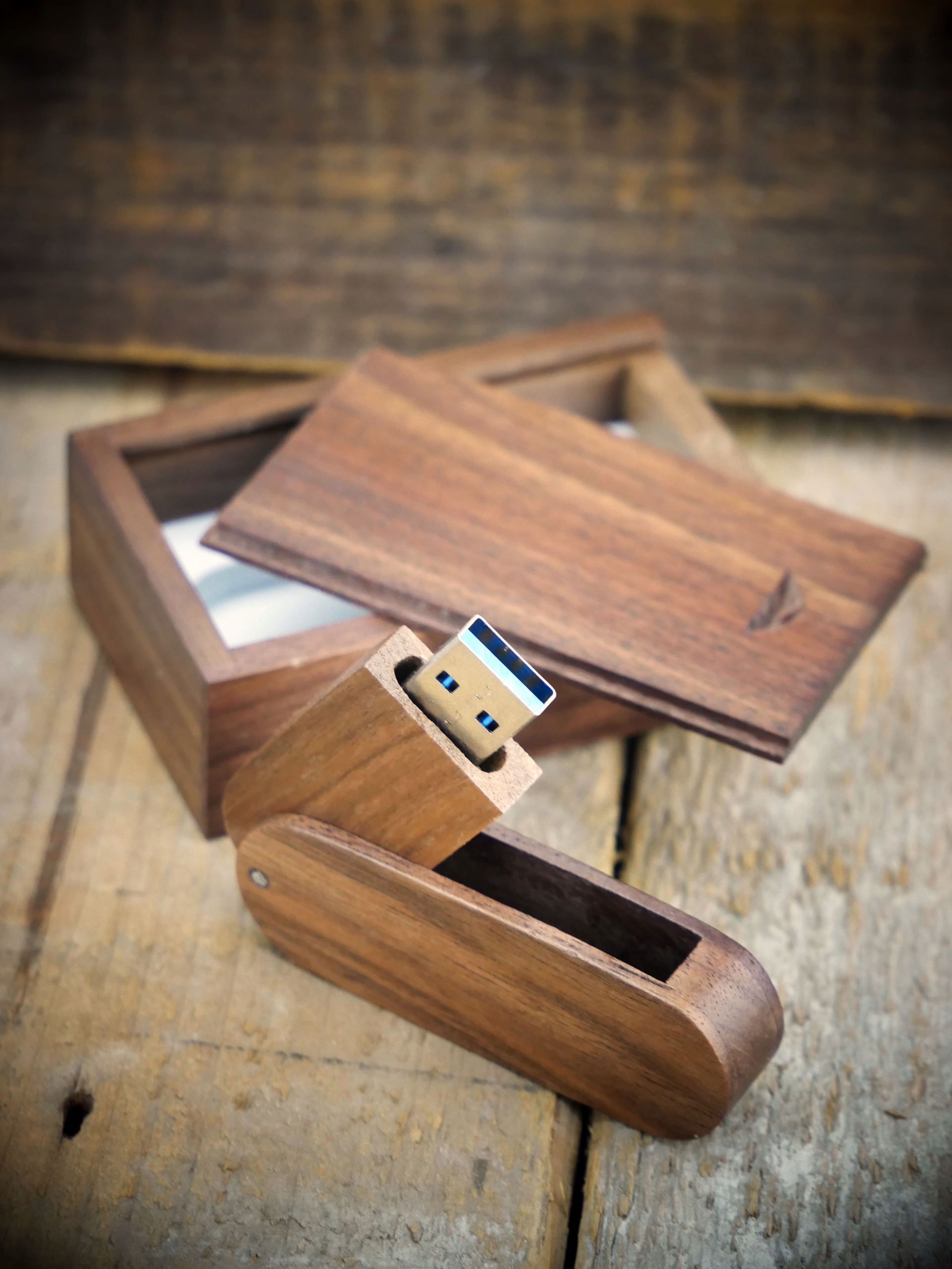 PENDRIVE USB 16GB 3.0 DREWNIANY CIEMNY+PUDEŁKO Pojemność 16 GB