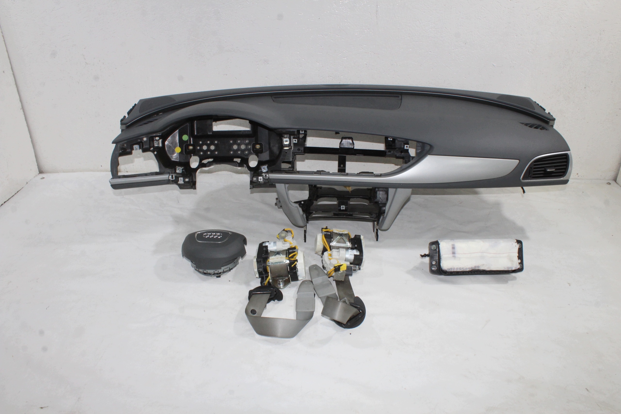 Audi A6 C7 4G console dashboard instrument panel original airbag tension belts original