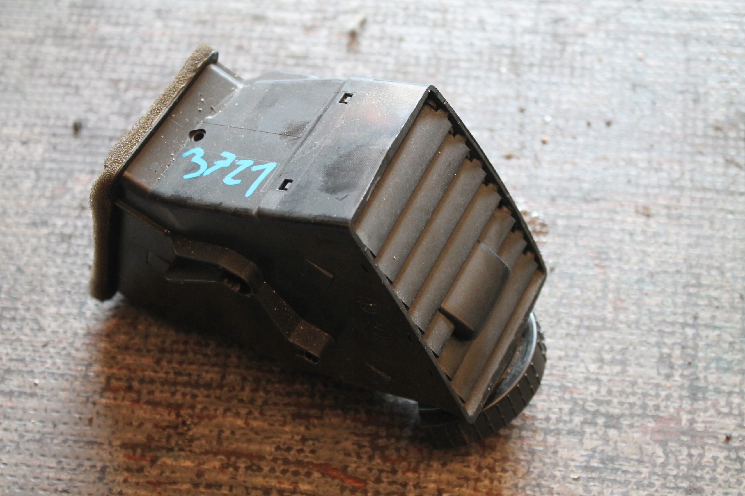 3721. grid air conditioning devices VW T5 7E0815706A