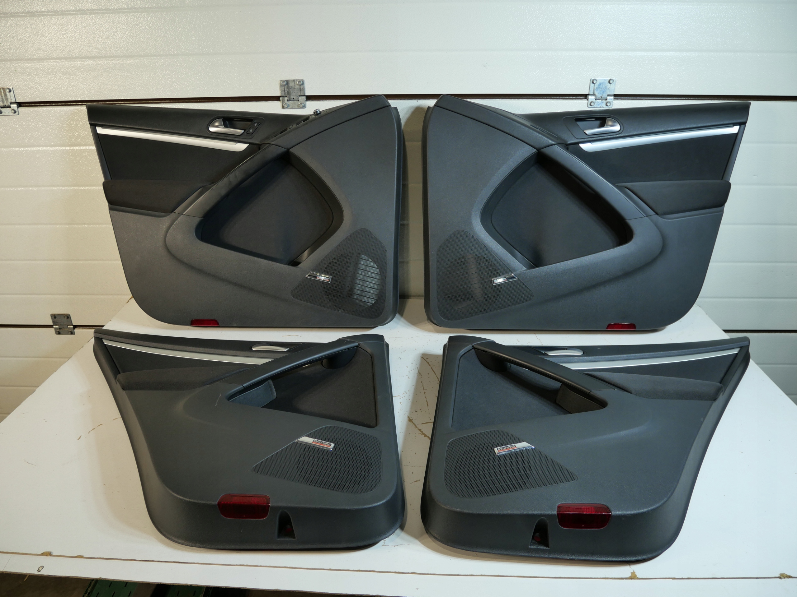 VW TIGUAN the centre side upholstery DYNAUDIO 4SZT