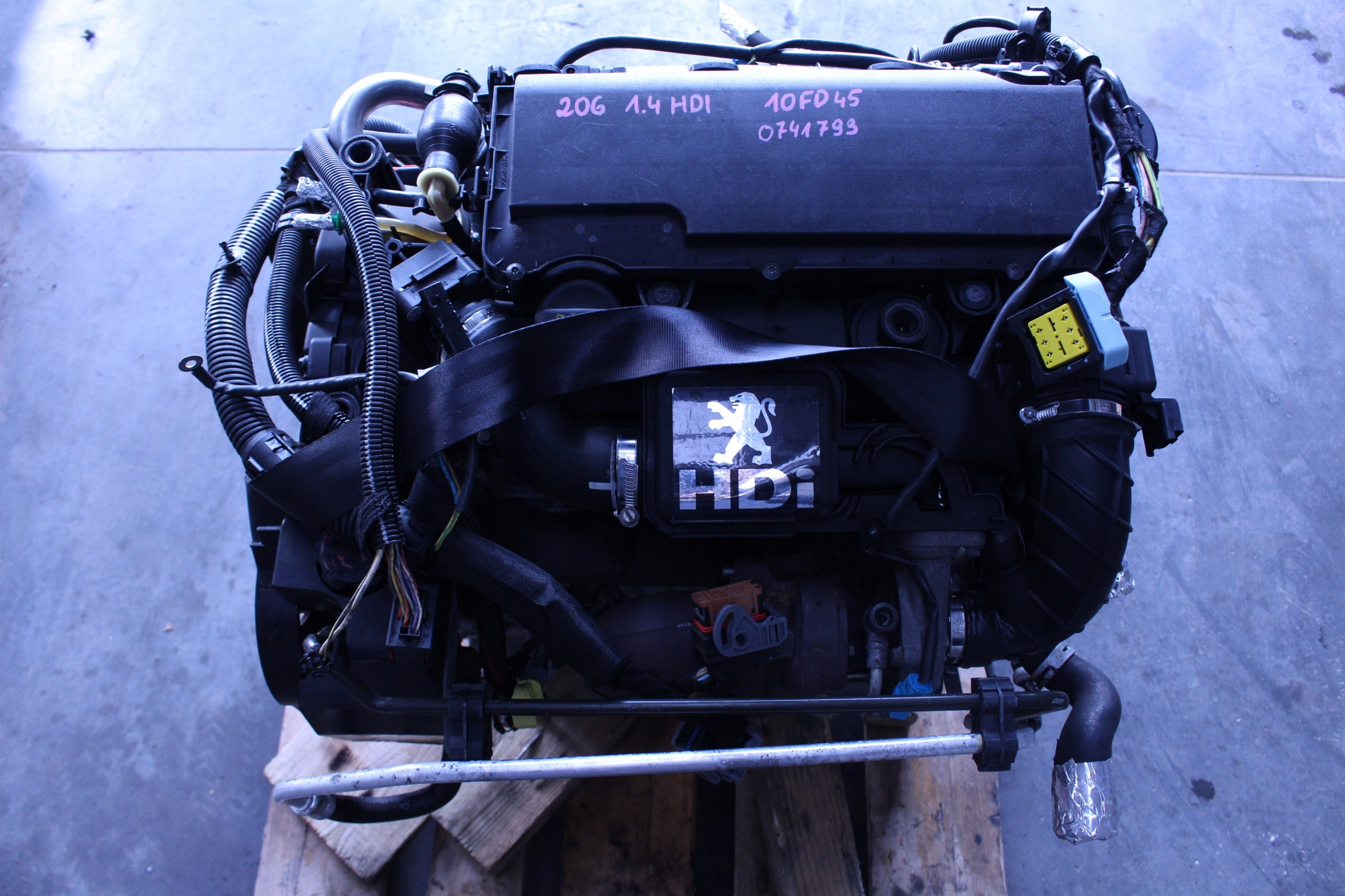 двигатель комплектный 10FD45 1.4 peugeot 206