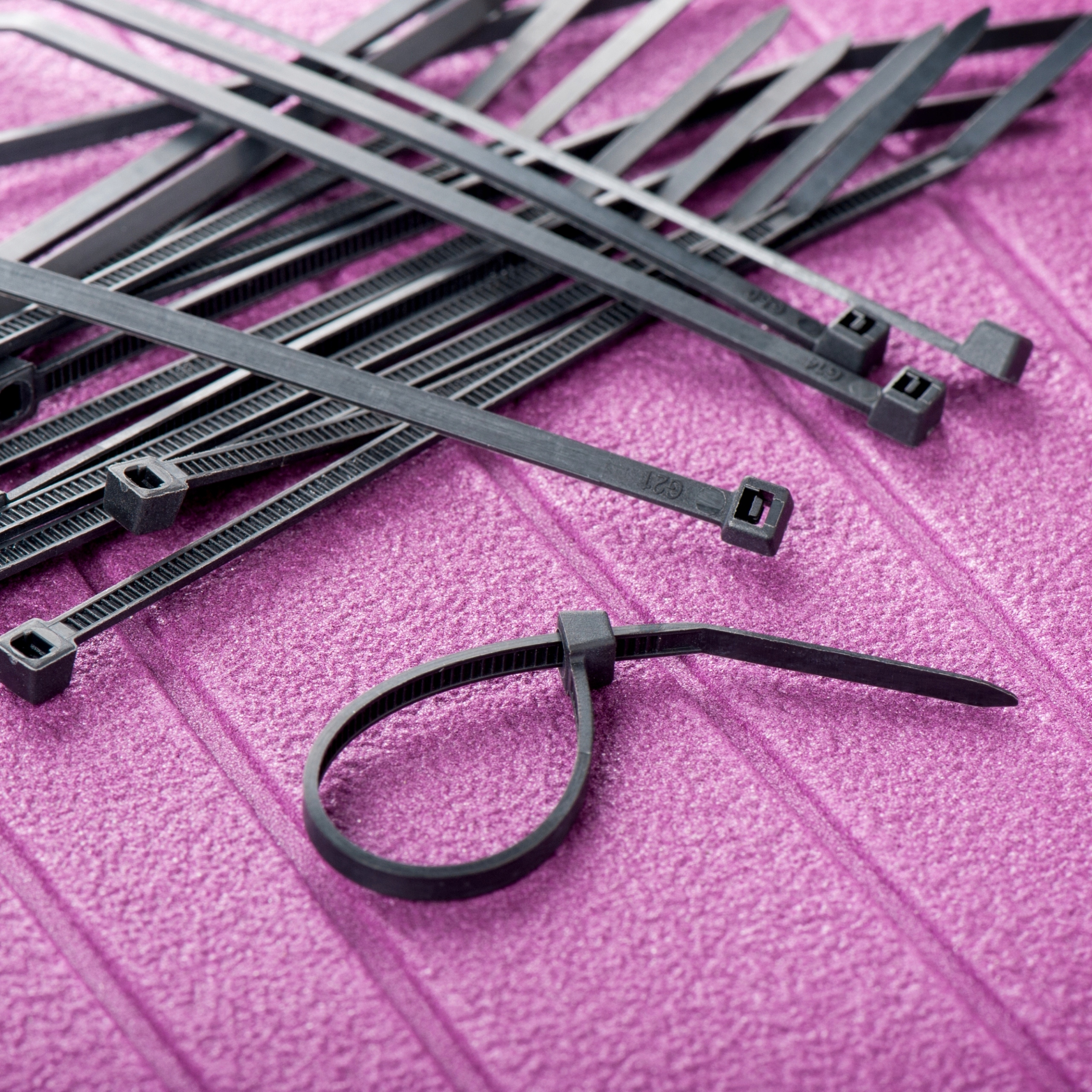 OPASKI ZACISKOWE TRYTKI CZARNE 100 SZT 3,6X200mm Kod producenta Trytytki mocna opaska zaciskowa do kabli