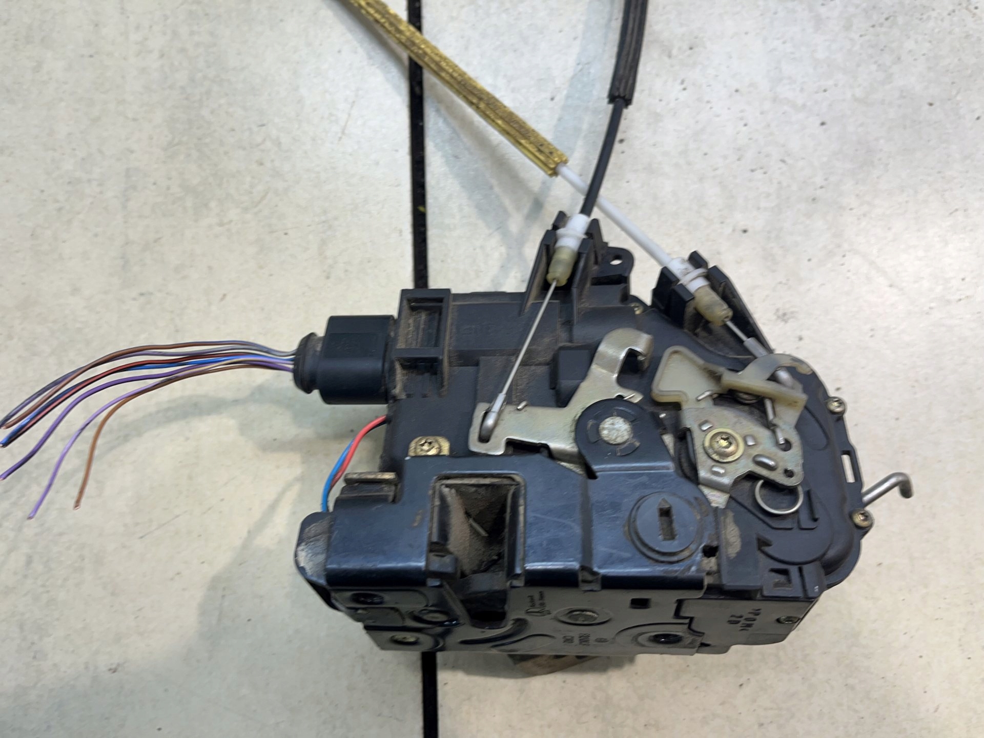 lock door right rear part 9PIN AUDI A6 C5 KOMBI