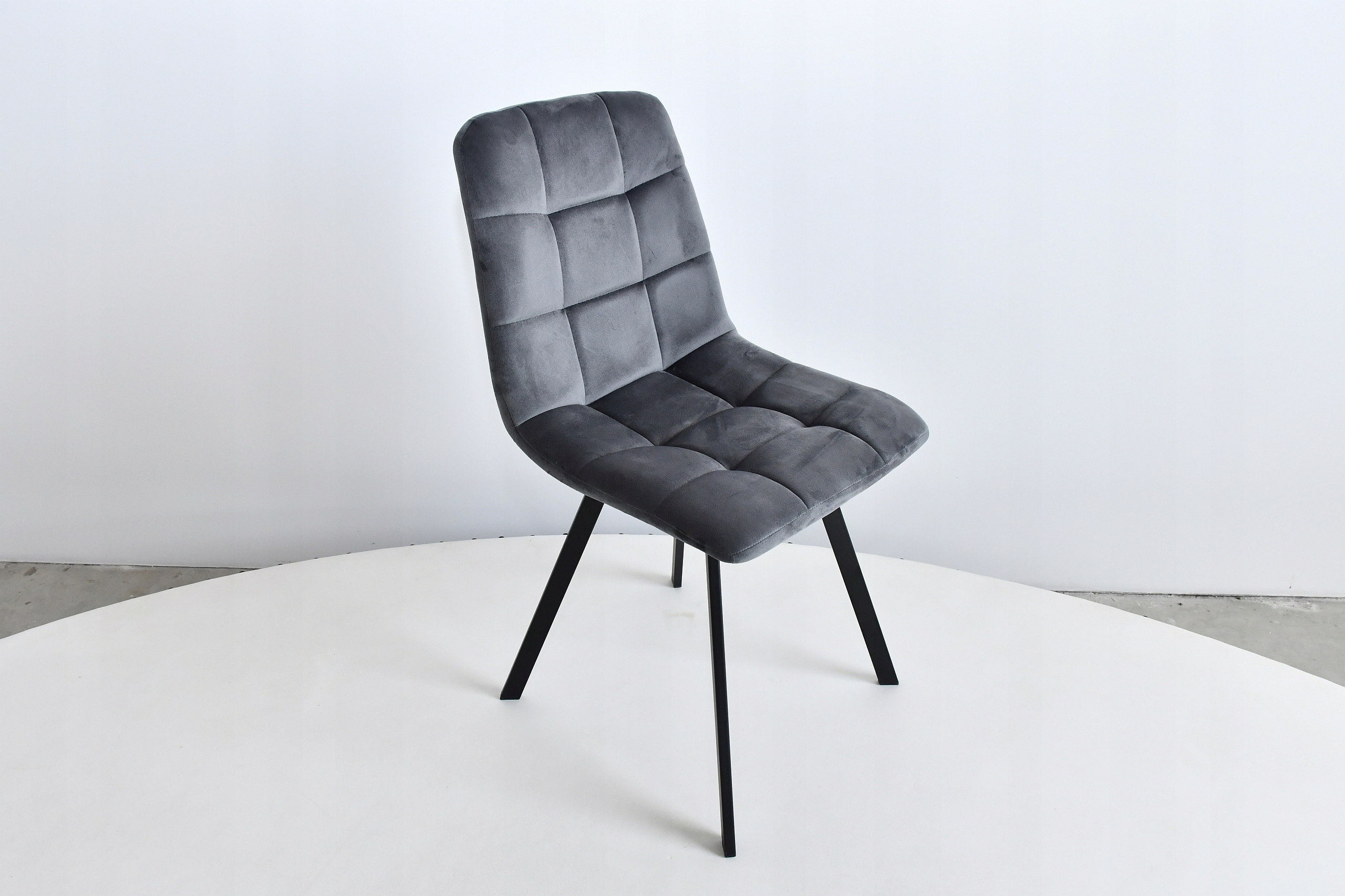 Zestaw, rozkładany OKRĄGŁY stół Lamel + 4 welurowe pikowane krzesła. Grubość blatu 3.6 cm