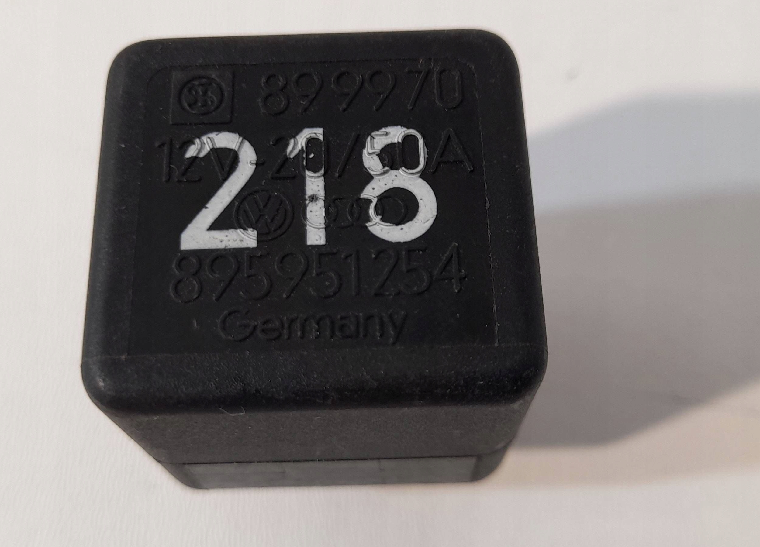 Volkswagen Passat B5 VAG relay 895951254 (P304)